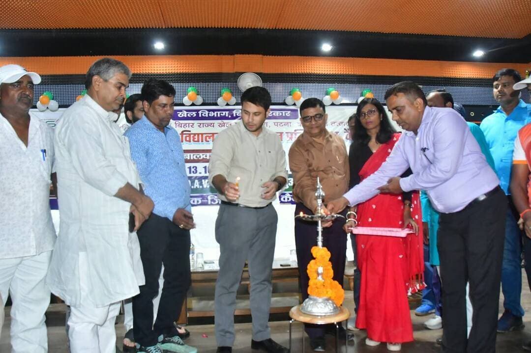 समाहरणालय, कैमूर*
=================
जिला जनसम्पर्क कार्यालय*
==================
प्रेस विज्ञप्ति*
दिनांक 13.10.2026*
==================
कैमूर में राज्य स्तरीय विद्यालय कुश्ती प्रतियोगिता का भव्य शुभारंभ
जिला पदाधिकारी एवं डीएवी स्कूल के निदेशक ने दीप प्रज्वलित कर किया उद्घाटन, बिहार के नौ प्रमंडलों एवं एकलव्य केंद्र के 500 खिलाड़ी ले रहे हैं भाग
कैमूर जिले को राज्य स्तरीय विद्यालय कुश्ती बालक (फ्री स्टाइल एवं ग्रीको रोमन) अंडर-14/17/19 प्रतियोगिता के आयोजन की जिम्मेदारी सौंपी गई है।
खेल विभाग, बिहार सरकार एवं बिहार राज्य खेल प्राधिकरण, पटना के संयुक्त तत्वावधान में आयोजित राज्य स्तरीय विद्यालय कुश्ती (बालक वर्ग) प्रतियोगिता का शुभारंभ 13 अक्टूबर 2026 को कैमूर जिले के डीएवी स्कूल, जद्दुपुर के ऑडिटोरियम में हुआ। प्रतियोगिता का उद्घाटन जिला पदाधिकारी श्री कुमार अनुराग एवं डीएवी स्कूल के निदेशक श्री दिनेश सिंह ने दीप प्रज्वलित कर तथा नारियल तोड़कर किया।
यह प्रतियोगिता स्कूल गेम्स फेडरेशन ऑफ इंडिया (SGFI) के तत्वावधान में आयोजित विद्यालय स्तरीय खेल प्रतियोगिता का हिस्सा है। इसमें कक्षा 6 से 12 तक के वे चयनित छात्र खिलाड़ी भाग ले रहे हैं, जिन्होंने जिला एवं प्रमंडल स्तर की प्रतियोगिताओं में उत्कृष्ट प्रदर्शन कर राज्य स्तर पर अपनी जगह बनाई है।
इस राज्य स्तरीय प्रतियोगिता में बिहार राज्य के सभी नौ प्रमंडलों—तिरहुत, मुंगेर, भागलपुर, पटना, सारण, मगध, दरभंगा, पूर्णिया एवं कोसी—तथा एकलव्य प्रशिक्षण केंद्र के लगभग 500 खिलाड़ी एवं 50 टीम कोच और मैनेजर भाग ले रहे हैं। प्रतियोगिता में विभिन्न आयु वर्गों एवं निर्धारित भार वर्गों के अंतर्गत कुश्ती के मुकाबले आयोजित किए जाएंगे। खिलाड़ी अपनी प्रतिभा, तकनीक, कौशल एवं खेल भावना का प्रदर्शन करेंगे।
प्रतियोगिता का आयोजन 13 अक्टूबर से 16 अक्टूबर 2026 तक किया जा रहा है। इस आयोजन से प्रतिभाशाली विद्यालयी खिलाड़ियों को अपनी खेल क्षमता प्रदर्शित करने तथा राज्य स्तर पर बेहतर प्रदर्शन करने का अवसर मिलेगा।
उद्घाटन समारोह में बिहार राज्य कुश्ती संघ के सचिव श्री विनय सिंह, बक्सर कुश्ती संघ के सचिव श्री निर्मल सिंह यादव, श्री बिरजू सिंह पटेल, श्री हरिशंकर तिवारी, श्री अवधेश कुमार एवं श्री सुनील सिंह सहित अन्य गणमान्य लोग उपस्थित रहे।
प्रतियोगिता के सफल आयोजन के लिए आवासन प्रभारी, निबंधन प्रभारी, विधि-व्यवस्था प्रभारी, मंच संचालन प्रभारी एवं अनुशासन प्रभारी सहित कई उपसमितियों का गठन किया गया है।
राज्य स्तरीय कुश्ती प्रतियोगिता के आयोजन से कैमूर जिले को खेल के क्षेत्र में अपनी पहचान मजबूत करने का अवसर मिला है। साथ ही, इस प्रतियोगिता के माध्यम से विद्यालयी खिलाड़ियों को प्रोत्साहन मिलेगा और कुश्ती खेल के विकास को नई गति प्राप्त होगी इस खेल प्रतियोगिता के दौरान माननीय जिलाधिकारी कैमूर के द्वारा राष्ट्रीय कुश्ती खिलाड़ी अन्नू गुप्ता उपस्थित रहीं जो मेडल लाओ नौकरी पाओ योजना के अंतर्गत सहकारिता विभाग रोहतास में कार्यरत हैं।तथा इसी माह में सेवानिवृत्त हो रहे शरीरिक शिक्षक( मध्य विद्यालय शिवपुर ,भभुआ) से श्री अखिलेश कुमार को भी माननीय जिला पदाधिकारी महोदय द्वारा सम्मानित किया गया।
#Kaimur #BiharSports #WrestlingChampionship #StateLevelSports #BiharYouth #kaimurdm #samratchoudhary #CMSamrat
Information & Public Relations Department, Government of Bihar