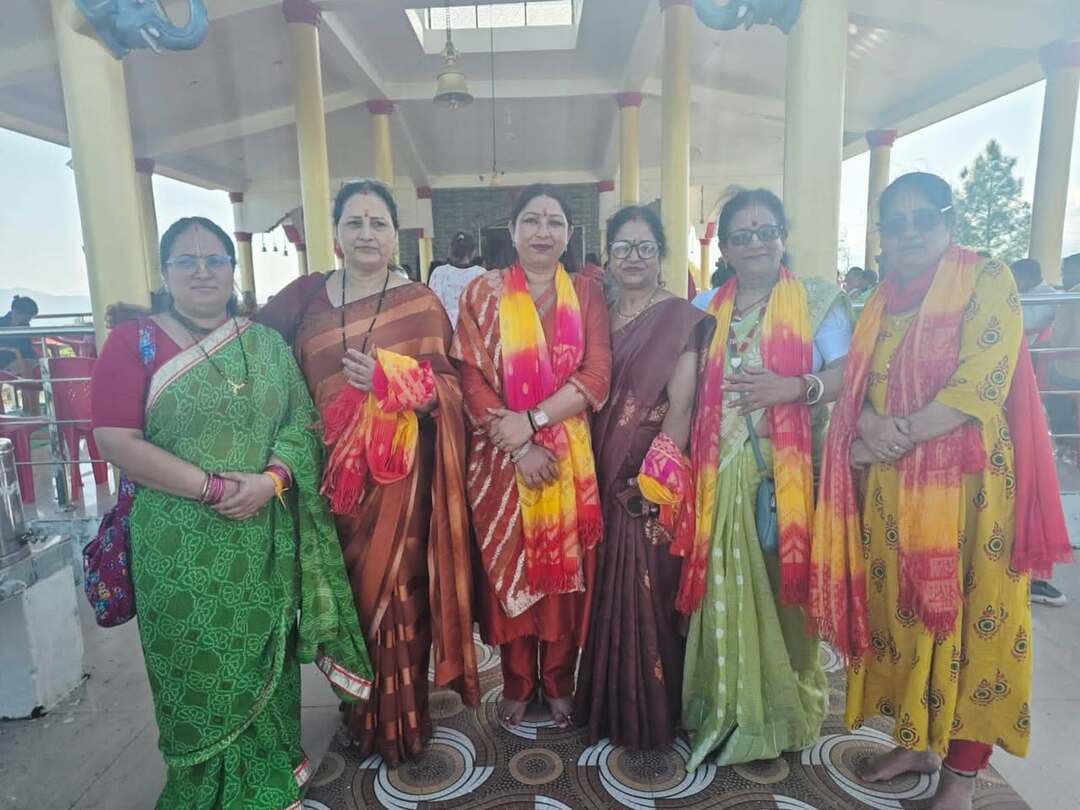 #नवरात्रों में शांति देवी ने शुरू किया राजनीतिक जनसंपर्क अभियान
पूर्व जिला पंचायत अध्यक्ष शांति देवी ने नवरात्रि के पावन अवसर पर कल्जीखाल ब्लॉक स्थित झाली माली माता मंदिर से जनसंपर्क अभियान की शुरुआत की। इस दौरान उन्होंने महिलाओं से संवाद कर क्षेत्रीय समस्याओं और विकास पर चर्चा की। अभियान को आगामी राजनीतिक गतिविधियों के लिहाज से महत्वपूर्ण माना जा रहा है।
