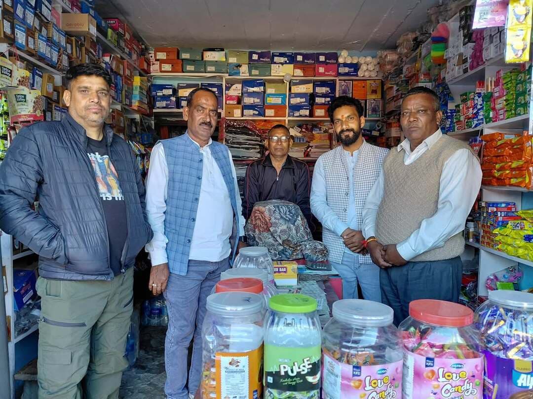 #जनसंपर्क अभियान के तहत जिला पंचायत सदस्य अनुज कुमार का भ्रमण
#जिला पंचायत सदस्य अनुज कुमार ने कल्जीखाल क्षेत्र के घंडियाल, कांसखेत, नौगांव, कल्जीखाल और बनेख का भ्रमण किया। इस दौरान उन्होंने भाजपा के पूर्व पदाधिकारियों से मुलाकात कर क्षेत्रीय विषयों पर चर्चा की और जनसंपर्क के माध्यम से संवाद स्थापित किया।