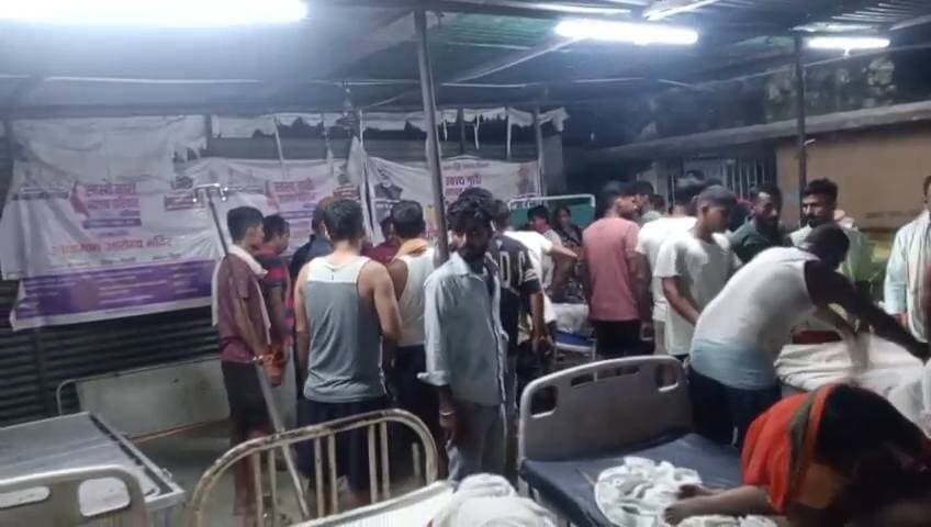 राघोपुर नाव हादसा में 16 की मौत, कई लापता
वैशाली जिला के राघोपुर में एक बड़ी घटना घटी है। गंगा नदी में नाव पलटने से अब तक 11 लोगों के मौत की आधिकारिक पुष्टि हुई है, जबकि अपुष्ट खबरों के अनुसार 16 लोगों के मौत की बात सामने आ रही है और मौत की ये संख्या बढ़ने की प्रबल संभावना है। इस हादसे में कुछ लोगों को बचा लिया गया है। पांच लोगों को रेफर किए जाने की बात बताई जा रही है। नाव पर करीब दो दर्जन से अधिक लोग सवार थे। लापता लोगों की तलाश जारी है।
यह घटना राघोपुर थाना के रामपुर श्यामचंद पंचायत में मंगलवार रात करीब 8 बजे घटी है। नाव सवार सभी लोग श्राद्धकर्म का भोज खाने के लिए नाव से गंगा पार जा रहे थे। इसी दौरान बीच गंगा नदी में नाव पलट गई। हादसे के बाद आसपास के ग्रामीणों ने नदी में डूबे लोगों को बचाने का काम शुरू कर दिया। मिली जानकारी के अनुसार शुरुआती दौड़ में ग्रामीणों ने डेढ़ दर्जन लोगों को नदी से बाहर निकाला और सभी को फतेहपुर अस्पताल पहुंचाया। इनमें से 16 लोगों की मौत होने की बात बताई जा रही है। हादसे में कई लोगों के लापता होने की भी सूचना है। मारने वालों में नाबालिगों की संख्या अधिक है। फिलहाल सभी शव फतेहपुर अस्पताल में रखा गया है।
घटनास्थल रामपुर श्यामचंद पंचायत के रामपुर गांव स्थित महारानी स्थान के पास का बताया जा रहा है। घटना का कारण स्पष्ट नहीं है। लेकिन नाव पर क्षमता से ज्यादा लोगों का सवार होना इस हादसे का मूल करना हो सकता है। मृतकों और लापता लोगों की संख्या को लेकर आधिकारिक पुष्टि या सटीक जानकारी का इंतजार है।
घटना ने बाढ़ प्रभावित दियारा क्षेत्र में सुरक्षित नाव परिचालन पर गंभीर सवाल खड़े कर दिए हैं। फिलहाल गंगा नदी में डूबे बाकी लोगों की तलाश जारी है और पूरे इलाके की नजर बचाव अभियान पर टिकी हुई है।
फिरोज़
News Tube 24x7