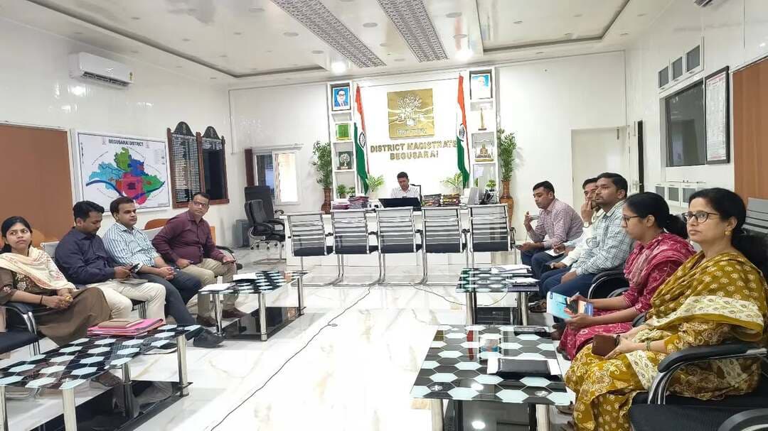 दरभंगा स्नातक एवं शिक्षक निर्वाचन क्षेत्र के चुनाव की तैयारियों की समीक्षा
जिला निर्वाचन पदाधिकारी-सह-जिला पदाधिकारी श्री रिची पाण्डेय की अध्यक्षता में दरभंगा स्नातक एवं शिक्षक निर्वाचन क्षेत्र के आगामी निर्वाचन की तैयारियों की समीक्षा की गई। जिले में स्नातक निर्वाचन क्षेत्र के लिए 29 तथा शिक्षक निर्वाचन क्षेत्र के लिए 20 मतदान केंद्र निर्धारित हैं। दोनों निर्वाचन क्षेत्रों में क्रमशः 29,205 एवं 2,047 मतदाता पंजीकृत हैं।
जिला पदाधिकारी ने सभी मतदान केंद्रों पर आवश्यक आधारभूत सुविधाएं सुनिश्चित करने, निर्वाचन कार्य में प्रतिनियुक्त कर्मियों का प्रशिक्षण समय-सीमा के भीतर पूरा कराने तथा प्रेक्षागृह को डिस्पैच सेंटर के रूप में तैयार कर सभी आवश्यक व्यवस्थाएं ससमय सुनिश्चित करने का निर्देश दिया।
IPRD Bihar
Chief Electoral Officer, Bihar
#begusarai