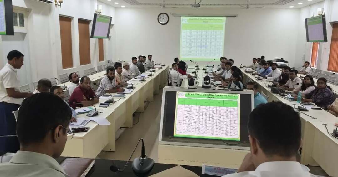जिला पदाधिकारी श्री रिची पाण्डेय की अध्यक्षता में जिला कृषि टास्क फोर्स की समीक्षा बैठक आयोजित की गई।
जिला पदाधिकारी ने कृषि इनपुट अनुदान के लंबित आवेदनों का शीघ्र निष्पादन, डिजिटल क्रॉप सर्वे एक सप्ताह में पूरा करने तथा फार्मर रजिस्ट्री में तेजी लाने का निर्देश दिया। उन्होंने रबी मौसम में निर्धारित दर पर उर्वरक की उपलब्धता सुनिश्चित करने तथा कालाबाजारी एवं अधिक कीमत वसूलने वाले विक्रेताओं के विरुद्ध सख्त कार्रवाई का निर्देश दिया।
IPRD Bihar
Agriculture Department
#begusarai
#samratchaudhary