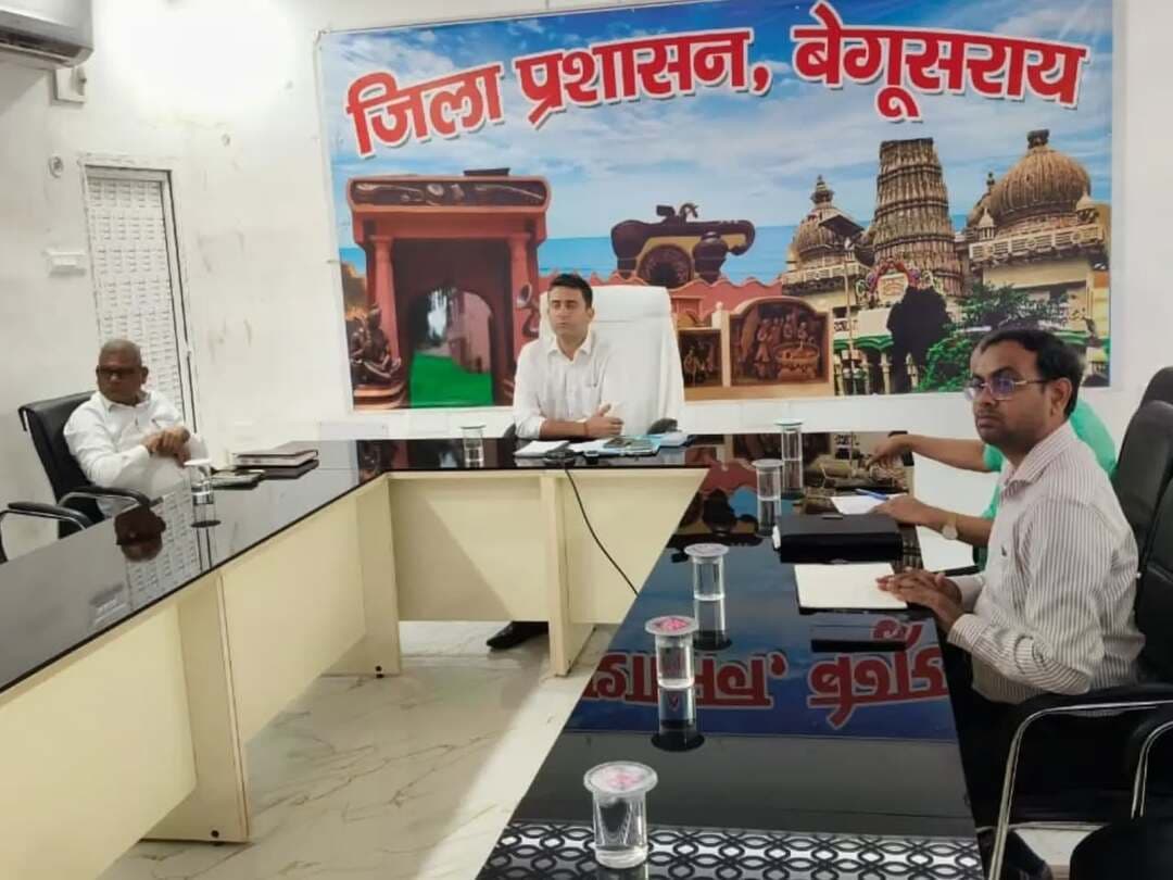 माननीय मुख्यमंत्री, बिहार श्री सम्राट चौधरी ने सहयोग शिविर कार्यक्रम के तहत विभिन्न जिलों के लाभुकों से संवाद कर उनकी समस्याओं की जानकारी ली तथा त्वरित समाधान हेतु अधिकारियों को निर्देश दिए।
बेगूसराय जिले से विद्युत, राजस्व, नगर निगम एवं स्वास्थ्य विभाग से संबंधित चार लाभुकों ने संवाद किया। सभी लाभुकों ने जिला प्रशासन द्वारा की जा रही कार्रवाई पर संतोष व्यक्त करते हुए मुख्यमंत्री एवं जिला प्रशासन के प्रति आभार जताया।
इस अवसर पर जिला पदाधिकारी श्री रिची पाण्डेय सहित अन्य संबंधित पदाधिकारी समाहरणालय स्थित एनआईसी कार्यालय में उपस्थित रहे।
IPRD Bihar
#begusarai
#cmsamrat