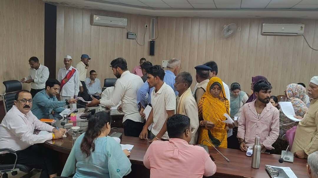 कलेक्टर ने जनसुनवाई में सुनी आमजन की समस्याएं
अधिकारियों को आवेदनों का परीक्षण करते हुए नियमानुसार कार्यवाही के निर्देश दिए
-----
कलेक्टर श्री मृणाल मीना की अध्यक्षता में जिला स्तरीय जनसुनवाई मंगलवार को जिला पंचायत सभाकक्ष में सम्पन्न हुई। इस दौरान जिला पंचायत सीईओ श्री नमः शिवाय अरजरिया, एडीएम श्री विनय द्विवेदी सहित जिला अधिकारी उपस्थित रहे। जिला स्तरीय जनसुनवाई में विभिन्न विभागों से जुड़े 250 आवेदनों पर कलेक्टर ने सुनवाई करते हुए संबंधित विभागों के अधिकारियों को परीक्षण करते हुए निराकरण करने के निर्देश दिए। साथ ही कहा कि जो आवेदन रिपीट हो रहे हैं, उन्हें एक बार में निराकरण के संबंध में स्पष्ट अवगत कराएं, ताकि आवेदक बार-बार नहीं आए। कलेक्टर ने दिव्यांगों की समस्याओं को उनके समक्ष पहुंचकर अलग से सुना।
Jansampark Madhya Pradesh
Collector Office Chattarpur
#chhatarpur