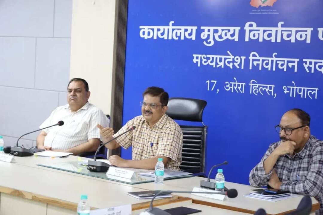 मुख्य निर्वाचन पदाधिकारी कार्यालय में राजनीतिक दलों की बैठक संपन्न
मतदाता सूची में छूटे हुए एवं प्रथम बार/युवा पात्र मतदाताओं के नाम जोड़ने के लिए विशेष अभियान जारी
---
फोटो निर्वाचक नामावली में छूटे हुए पात्र मतदाताओं के नाम शामिल करने एवं मतदाता सूची को अद्यतन करने के संबंध में आज मुख्य निर्वाचन पदाधिकारी कार्यालय में मुख्य निर्वाचन पदाधिकारी श्री संजीव कुमार झा की अध्यक्षता में मान्यता प्राप्त राजनीतिक दलों के प्रतिनिधियों की बैठक आयोजित की गई। आयोजित बैठक में मान्यता प्राप्त राजनीतिक दलों आम आदमी पार्टी, भारतीय जनता पार्टी, इन्डियन नेशनल कांग्रेस, कम्युनिष्ट पार्टी आफ इण्डिया एवं बहुजन समाज पार्टी के प्रतिनिधि शामिल हुए।
बैठक में मुख्य निर्वाचन पदाधिकारी श्री झा ने बताया कि प्रदेश के सभी जिलों में मतदाता सूची में नाम दर्ज कराने से छूटे हुए नागरिकों एवं प्रथम बार/युवा पात्र मतदाताओं के नाम निर्वाचक नामावली में शामिल करने के लिए निरन्तर अद्यतन प्रक्रिया के तहत विशेष अभियान संचालित किया जा रहा है। उन्होंने राजनीतिक दलों के प्रतिनिधियों से बूथ लेवल एजेंट (बीएलए) के माध्यम से मतदाता सूची को अद्यतन करने के कार्य में सहयोग करने का आग्रह किया।
फॉर्म-6 से होगा नए मतदाताओं का पंजीयन
बैठक में मुख्य निर्वाचन पदाधिकारी श्री झा ने बताया कि प्रथम बार पात्र मतदाताओं के नाम मतदाता सूची में जोड़ने का कार्य अभियान में किया जा है। पात्र नागरिक निर्धारित प्रक्रिया के अनुसार फॉर्म-6 भरकर आवेदन कर सकते हैं। आवेदन के साथ आवश्यक जानकारी एवं दस्तावेज निर्धारित नियमों के अनुसार उपलब्ध कराना अनिवार्य होगा। यह भी स्पष्ट किया गया कि फॉर्म-6 जमा करने के बाद अलग से घोषणा-पत्र (डिक्लेरेशन फॉर्म) प्रस्तुत करने की आवश्यकता नहीं है।
प्रत्येक जिले में चलाया जा रहा विशेष अभियान
बैठक में मुख्य निर्वाचन पदाधिकारी श्री झा ने बताया कि नए एवं पंजीकरण से छुटे पात्र मतदाताओं की सुविधा के लिए प्रदेश के प्रत्येक जिले में विशेष अभियान आयोजित किया जा रहा है। अभियान का उद्देश्य पात्र नागरिकों को पंजीयन प्रक्रिया की जानकारी देकर मतदाता सूची में नाम जुड़वाने हेतु आवेदन प्राप्त करना तथा आवश्यक मार्गदर्शन उपलब्ध कराने में सहायता प्रदान करना है। इसके लिए तहसील स्तर पर एस.डी एम./तहसीलदार एवं जिला स्तर पर संबंधित जिला निर्वाचन अधिकारी के माध्यम से आवश्यक सहयोग दिया जा रहा है।
Chief Electoral Officer, Madhya Pradesh.
Jansampark Madhya Pradesh
#chhatarpur