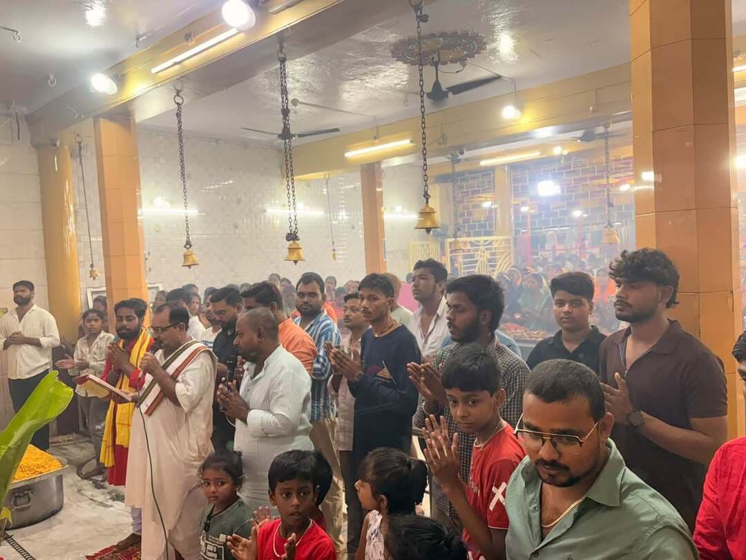 सिमरी बख्तियारपुर नगर परिषद के मुख्य बाजार स्थित बड़ी दुर्गा स्थान में आरती में शामिल श्रद्धालु..