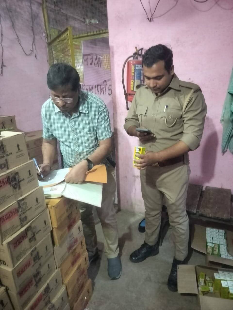आबकारी विभाग का शराब दुकानों पर छापा, स्टॉक से लेकर सीसीटीवी तक की जांच
सिविल लाइन नवदिया और जिला जेल चौराहे की दुकानों का औचक निरीक्षण, नियमों का पालन करने की हिदायत
फर्रुखाबाद। जनपद में अवैध मदिरा के निर्माण, बिक्री और परिवहन पर अंकुश लगाने के लिए आबकारी विभाग ने प्रवर्तन अभियान तेज कर दिया है। मंगलवार को जिला आबकारी अधिकारी जीपी गुप्ता के नेतृत्व में आबकारी विभाग की टीम ने विभिन्न शराब दुकानों का औचक निरीक्षण कर व्यवस्थाओं की पड़ताल की। इस दौरान स्टॉक रजिस्टर, ऑनलाइन भुगतान, पीओएस मशीन से बिक्री और सीसीटीवी कैमरों की कार्यशीलता जांची गई।
आबकारी आयुक्त, उत्तर प्रदेश के आदेश और जिलाधिकारी डॉ. अंकुर लाठर के निर्देश पर चलाए जा रहे अभियान के तहत देशी शराब की दुकान सिविल लाइन नवदिया, जिला जेल चौराहा और जिला जेल चौराहा स्थित मॉडल शॉप का निरीक्षण किया गया। टीम ने दुकानों में उपलब्ध मदिरा का अभिलेखों से मिलान किया। इसके साथ ही देशी शराब की दुकानों की कैंटीन की भी सघन जांच की गई।
अभिलेखों में गड़बड़ी मिलने पर कार्रवाई की चेतावनी
निरीक्षण के दौरान संबंधित अनुज्ञापियों को निर्देश दिए गए कि सभी अभिलेख अद्यतन रखें और शासन की ओर से निर्धारित नियमों एवं मानकों का पूरी तरह पालन करें। अधिकारियों ने ऑनलाइन भुगतान व्यवस्था और पीओएस मशीन के माध्यम से बिक्री की स्थिति भी परखी। सीसीटीवी कैमरों की कार्यशीलता की जांच करते हुए दुकानों पर निगरानी व्यवस्था दुरुस्त रखने के निर्देश दिए गए।
आबकारी विभाग ने स्पष्ट किया कि मदिरा के स्टॉक और अभिलेखों में किसी भी प्रकार की अनियमितता मिलने पर संबंधित के खिलाफ नियमानुसार कठोर कार्रवाई की जाएगी। साथ ही क्षेत्र में संदिग्ध गतिविधियों पर सतर्क निगरानी रखने और अवैध मदिरा के निर्माण, बिक्री एवं परिवहन के विरुद्ध प्रभावी कार्रवाई जारी रखने के निर्देश दिए गए।
जिला आबकारी अधिकारी जीपी गुप्ता के नेतृत्व में चलाए जा रहे अभियान के तहत विभाग ने स्पष्ट किया है कि अवैध मदिरा के कारोबार पर अंकुश लगाने और आबकारी नियमों का अनुपालन सुनिश्चित कराने के लिए निरीक्षण एवं प्रवर्तन कार्रवाई आगे भी जारी रहेगी। #Farrukhabad #आबकारी_विभाग #अवैध_शराब #जीपी_गुप्ता #डॉ_अंकुर_लाठर #आबकारी_अभियान #शराब_दुकान_निरीक्षण #UttarPradesh