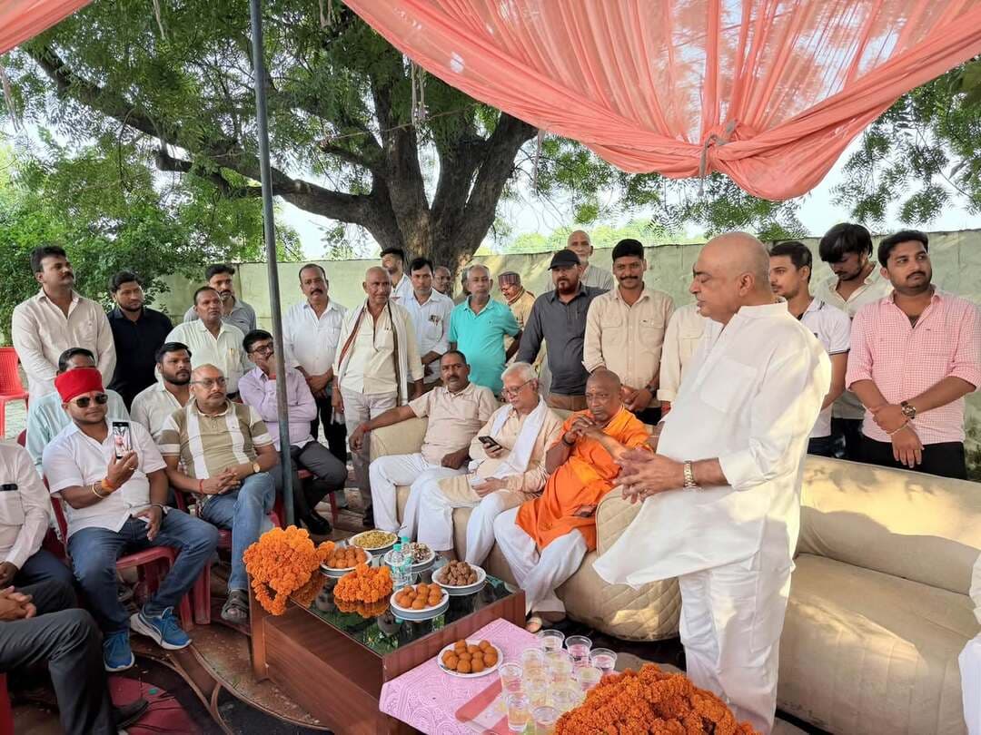उत्तर प्रदेश के प्रतापगढ़ जिले के कुंडा में जनसत्ता दल लोकतांत्रिक के राष्ट्रीय अध्यक्ष श्री रघुराज प्रताप सिंह राजा भैया जी के संयोजकतत्व में 17 से 19 नवंबर 2026 में बागेश्वर धाम के पीठाधीश्वर पंडित धीरेंद्र कृष्ण शास्त्री की श्रीराम / हनुमंत कथा का दिव्य और भव्य आयोजन होने जा रहा है। 20 नवंबर को बागेश्वर धाम के पीठाधीश्वर का दिव्य दरबार सजेगा, जिसके लिए महीनों से कार्यक्रम की व्यवस्था को लेकर तैयारियाँ किया जा रहा है। इसी क्रम में जनसत्ता दल परिवार के प्रमुख सदस्य एमएलसी श्री अक्षय प्रताप सिंह गोपाल जी ने रानीगंज तहसील के अधिवक्ताओं से मुलाकात की और कथा का निमंत्रण दिया और सभी से कथा में पहुंचने का आग्रह किया, इसके साथ ही गौरा और शिवगढ़ सहित सुवंसा में पंचायत प्रतिनिधियों और रानीगंज नगर पंचायत के सवैया में वरिष्ठ अधिवक्ता श्री देवेश प्रताप सिंह के आवास पर जुटे सभ्रांत और गणमान्य लोगो से कथा में पहुँचने की अपील की।