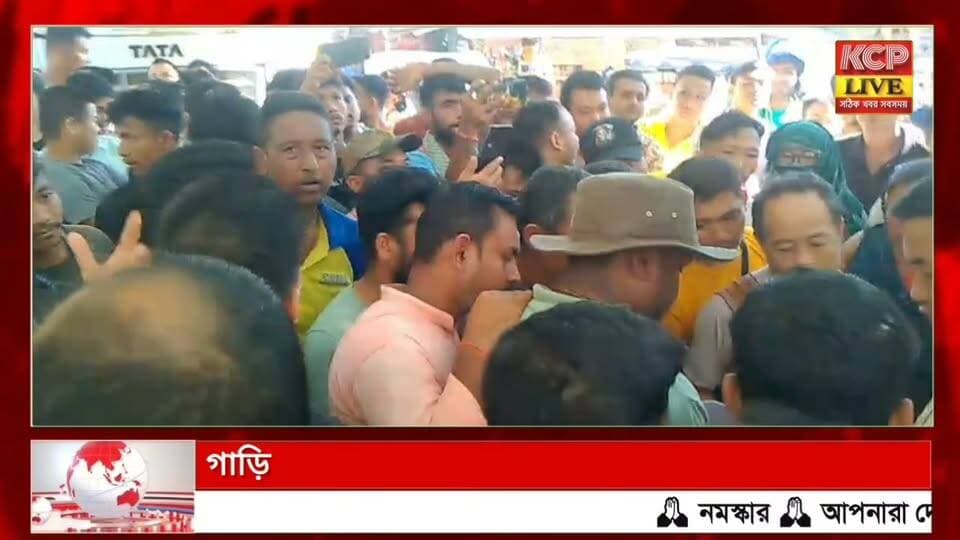 পূজোর চাঁদা নেওয়াকে কেন্দ্র করে কুমারঘাটের ইয়ুথ ক্লাবের সদস্যদের বিরুদ্ধে গাড়ি চালককে মারধরের অভিযোগ,প্রতিবাদে পেঁচারথলে জাতীয় সড়ক অবরোধ, সন্ধ্যায় উঠল অবরোধ ।
: গাড়িচালককে মারধরের প্রতিবাদে এবং পুলিশের নিষ্ক্রিয়তার অভিযোগ তুলে মঙ্গলবার সকাল ১০টা থেকে পেঁচারথল শান্তিপুর গেটে জাতীয় সড়ক অবরোধ করেন স্থানীয় বাসিন্দারা। কুমারঘাট ইয়ুথ ক্লাবের কয়েকজন সদস্যের বিরুদ্ধে মারধরের অভিযোগ তুলে অভিযুক্তদের গ্রেপ্তার ও শাস্তির দাবি জানান তাঁরা। দিনভর অবরোধের জেরে আটকে পড়ে বহু যানবাহন। পরে কুমারঘাটের মহকুমা শাসক শুভম মিনা, মহকুমা পুলিশ আধিকারিক ডেভিড দেববর্মা-সহ প্রশাসনিক ও পুলিশ আধিকারিকদের আশ্বাসে সন্ধ্যায় অবরোধ প্রত্যাহার করা হয়।
#dharmanagar #kanchanpur #panisagar #Kadamtala #kailashahar #churaibari #BreakingNews #khowai #agartala #tripura