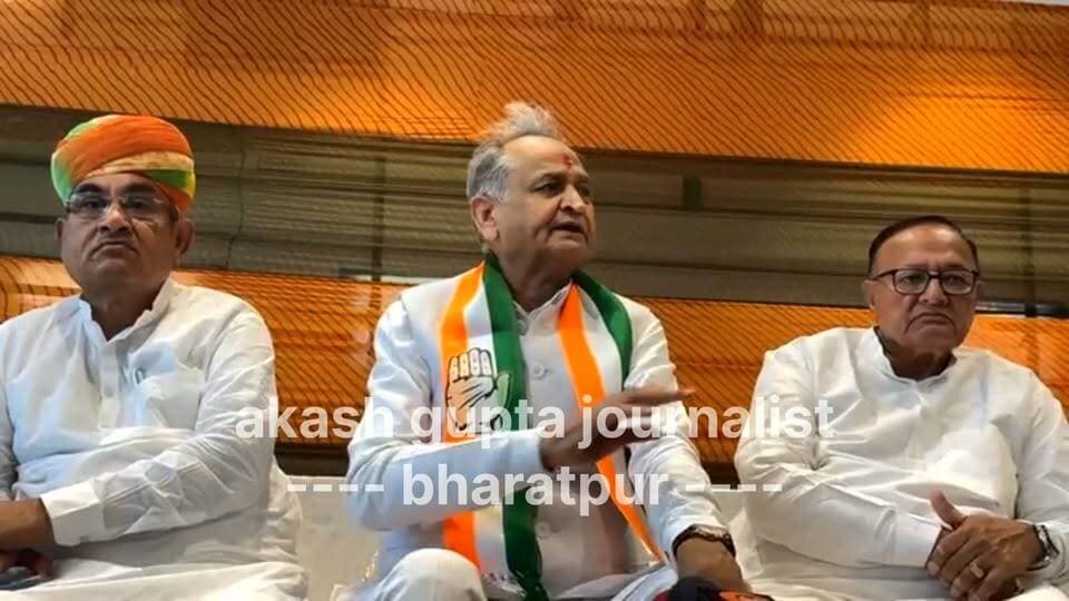 "भौंडा कांड कोई मामूली घटना नहीं है.. सीएम और गृह राज्यमंत्री का गृह जिला है भरतपुर.. महीने भर से पता था कि वहां तनाव की स्थिति है.. एक दूसरे को धमकी दी जा रही थी.. उसके बाद भी पूर्व विधायक भड़ाना का मर्डर हो गया, ये मामूली बात नहीं है.. भरतपुर जिले में ज्वेलर की हत्या के बाद हम पीड़ित परिवार से मिलने जा रहे थे तो हमको झूठ बताया गया कि आरोपी पकड़े गए, लेकिन आज पता चला कि 6 महीने होने के बाद भी मुख्य आरोपी अभी तक पकड़े नहीं गए है.."
- अशोक गहलोत, पूर्व सीएम