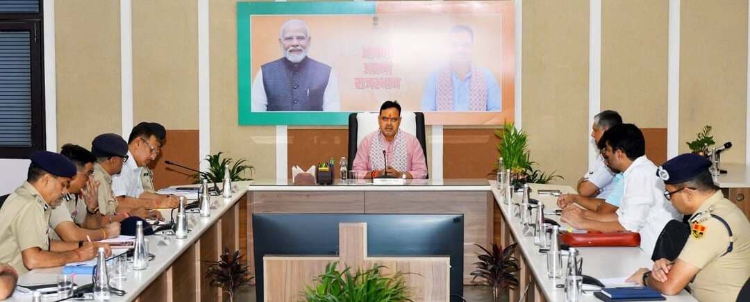 #कानून_व्यवस्था_पर_सीएम_भजनलाल_सख्त..
भरतपुर। राजस्थान में हालिया आपराधिक घटनाओं और पुलिसकर्मियों के कथित लापरवाहीपूर्ण व्यवहार को लेकर मुख्यमंत्री भजनलाल शर्मा ने सख्त रुख अपनाया है। मंगलवार को कानून व्यवस्था की उच्चस्तरीय समीक्षा बैठक में मुख्यमंत्री ने स्पष्ट किया कि अपराध के मामलों में किसी भी स्तर पर ढिलाई बर्दाश्त नहीं की जाएगी। बैठक के बाद पुलिस विभाग में कार्रवाई करते हुए 1 अधिकारी को निलंबित (वैर थानाधिकारी धीरेन्द्र सिंह), 6 को एपीओ (एएसपी वैर प्रेरणा शेखावत, सीओ भुसावर नीरज भारद्वाज, सीओ यातायात किशनगढ़ अंजू यादव, सीओ सांभर मुकेश जोशी, सीओ सिटी श्रीगंगानगर विष्णु कुमार खत्री और पुलिस निरीक्षक जयपुर आयुक्तालय मुकेश खराड़िया) और 2 अधिकारियों को पद से हटाया (एएसपी एसआईयूसीएडब्ल्यू, जयपुर ग्रामीण बृजमोहन मीणा और एएसपी खैरथल जया सिंह) गया। मुख्यमंत्री ने पुलिस महानिदेशक सहित वरिष्ठ अधिकारियों को निर्देश दिए कि अपराधियों के खिलाफ प्रभावी कार्रवाई की जाए और लापरवाही के लिए जिम्मेदार कार्मिकों की जवाबदेही तय हो। उन्होंने कहा कि कानून सबके लिए समान है और अपराध करने वाला कोई भी व्यक्ति कार्रवाई से बचना नहीं चाहिए। मुख्यमंत्री ने खनन और भूमि विवाद से जुड़े मामलों की जिलेवार सूची तैयार कर उनके निस्तारण के लिए कार्ययोजना बनाने के निर्देश दिए। उन्होंने कहा कि माफिया के खिलाफ सख्ती से कार्रवाई की जाए और आपराधिक घटनाओं के साथ पुलिसकर्मियों के आचरण से जुड़े मामलों की भी गहन समीक्षा हो। छोटी घटनाओं पर समय रहते संज्ञान लेने और प्रभावी निगरानी व्यवस्था मजबूत करने पर भी जोर दिया। आगामी त्योहारी सीजन को देखते हुए मुख्यमंत्री ने कानून व्यवस्था के साथ यातायात प्रबंधन को भी दुरुस्त रखने के निर्देश दिए। उन्होंने कहा कि पुलिस अधिकारी अपने प्रभार वाले रेंज और जिलों में नियमित समीक्षा करें, ताकि छोटी घटनाएं गंभीर रूप न ले सकें। मुख्यमंत्री ने महिला सुरक्षा के लिए कालिका पेट्रोलिंग यूनिट्स का सुचारू संचालन करने और स्कूल-कॉलेजों में उनके संवाद कार्यक्रम सुनिश्चित करने को भी कहा। मुख्यमंत्री ने कहा कि पुलिस का दायित्व अपराधियों में कानून का भय पैदा करना और आमजन में सुरक्षा एवं विश्वास का भाव मजबूत करना है। कुछ कार्मिकों के अनुचित व्यवहार से पूरे विभाग की छवि प्रभावित होती है, इसलिए पुलिस का आचरण ऐसा होना चाहिए कि हर नागरिक स्वयं को सुरक्षित महसूस करे।