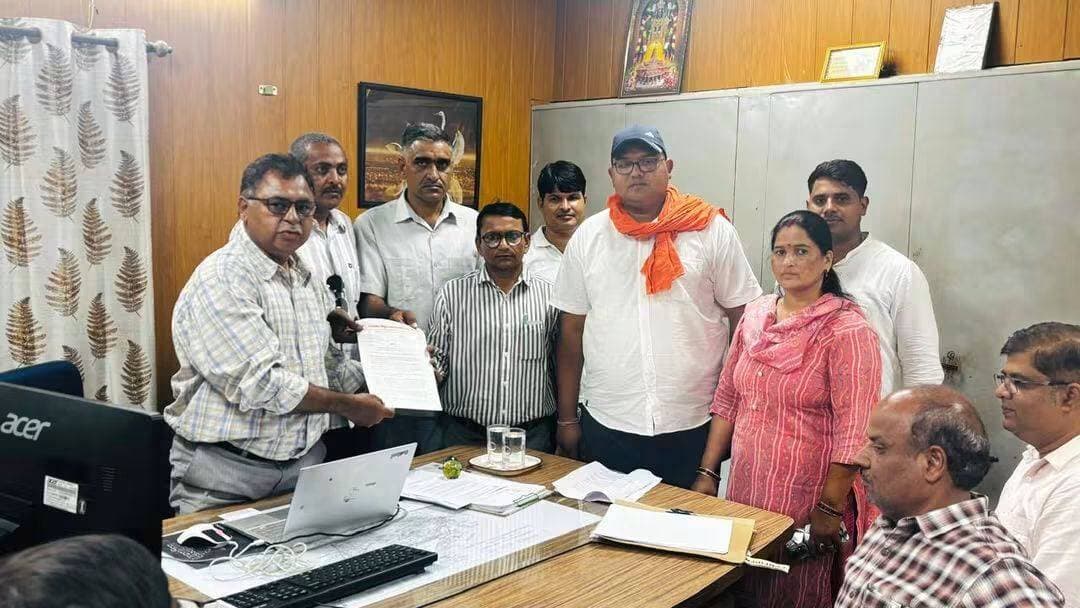 #भरतपुर। राजस्थान विद्युत प्रसारण श्रमिक संघ की ओर से मंगलवार को नवनियुक्त अधीक्षण अभियंता भूपेंद्र शर्मा का अभिनंदन किया गया और उन्हें 11 सूत्रीय मांग पत्र सौंपकर लंबित समस्याओं के समाधान का आग्रह किया गया। मांग पत्र सौंपने से पूर्व संघ की एक महत्वपूर्ण बैठक आयोजित हुई, जिसमें भारतीय मजदूर संघ एवं प्रसारण निगम के वरिष्ठ पदाधिकारियों ने कर्मचारियों से सीधा संवाद किया। बैठक में कर्मचारियों के हितों, संगठन की मजबूती और आपसी समन्वय पर विचार-विमर्श करने के साथ-साथ कार्यस्थल पर सुरक्षा को सर्वोपरि रखने का आह्वान किया गया। संवाद कार्यक्रम के दौरान संघ के पदाधिकारियों ने 'सेफ्टी फर्स्ट' का संदेश देते हुए सभी कर्मचारियों को निर्धारित सुरक्षा मानकों का कड़ाई से पालन करने के लिए प्रेरित किया। इसके पश्चात प्रतिनिधिमंडल ने अधीक्षण अभियंता और कार्यालयीन अधिकारियों के साथ बैठक कर समस्याओं के निराकरण पर विस्तृत चर्चा की, जिस पर अधीक्षण अभियंता की ओर से सकारात्मक कार्रवाई का आश्वासन दिया गया। ओमप्रकाश चौधरी कवई की अध्यक्षता और निर्भय कुंतल के संचालन में संपन्न हुए इस कार्यक्रम में विभाग के कई प्रमुख पदाधिकारी और सैकड़ों कर्मचारी मौजूद रहे।