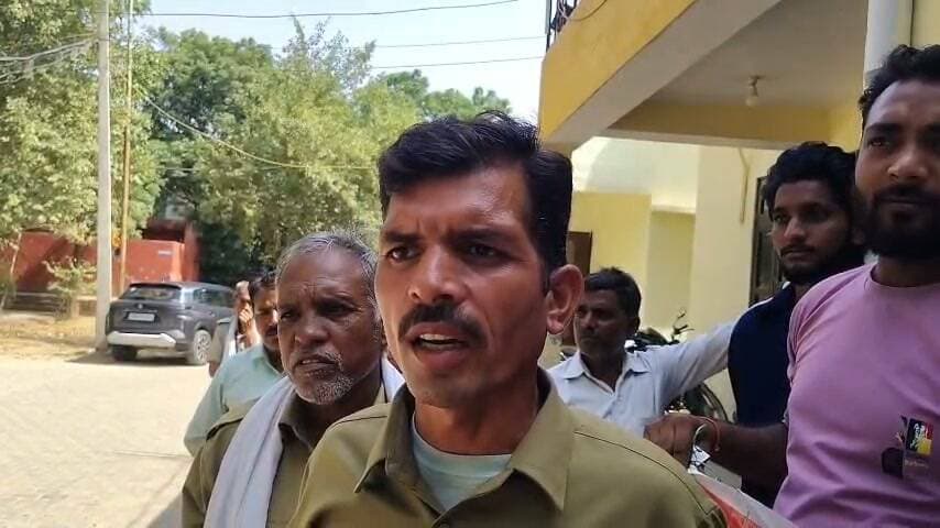नवनियुक्त चौकीदारों को 5 माह से वेतन नहीं मिलने पर विरोध प्रदर्शन
