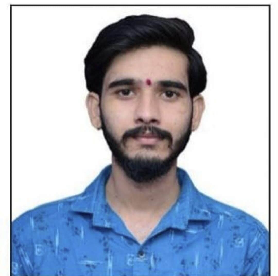 कहानी बदलाव की
आईटीआई प्रशिक्षण से युवाओं को मिली सफलता, शासकीय एवं प्रतिष्ठित संस्थानों में रोजगार प्राप्त कर बने आत्मनिर्भर
गोविंद , रोहित, शुभम एवं दिनबंधु ने हासिल की सफलता
तकनीकी शिक्षा, कौशल विकास एवं रोजगार विभाग के अंतर्गत संचालित शासकीय औद्योगिक प्रशिक्षण संस्थान से तकनीकी प्रशिक्षण प्राप्त कर युवा अपने कौशल और मेहनत के दम पर रोजगार के बेहतर अवसर हासिल कर रहे हैं। आईटीआई में प्राप्त प्रशिक्षण के साथ निरंतर तैयारी और परिश्रम से यहां के प्रशिक्षणार्थियों ने विभिन्न प्रतिष्ठित संस्थानों में चयन प्राप्त किया है।
प्रशिक्षणार्थी गोविंद पांचाल ने बताया कि उन्होंने वर्ष 2017-18 में शासकीय आईटीआई रतलाम से ट्रैक्टर मैकेनिक ट्रेड में प्रशिक्षण प्राप्त किया। आईटीआई कोर्स उत्तीर्ण करने के बाद निरंतर तैयारी और मेहनत की। इसके परिणामस्वरूप उनका चयन बॉर्डर रोड ऑर्गेनाइजेशन के जनरल रिजर्व इंजीनियर फोर्स में पुणे महाराष्ट्र में मल्टी स्किल वर्कर (डीजल इंजन स्टेटिक) के पद पर हुआ। वर्तमान में वे लगभग 30 हजार रुपये प्रारंभिक वेतन प्रतिमाह प्राप्त कर रहे हैं।
#jansampark #ratlam
#MadhyaPradesh