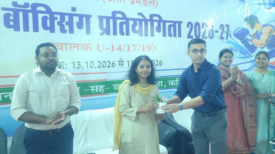 राज्य स्तरीय अंतर-प्रमंडल विद्यालय बॉक्सिंग (बालक) प्रतियोगिता का भव्य शुभारंभ; पहले मुकाबले में पूर्णिया प्रमंडल ने दर्ज की जीत*
कटिहार, दिनांक 13 अक्टूबर, 2026।
खेल भवन-सह-व्यायामशाला, कटिहार में आज दिनांक 13 अक्टूबर, 2026 को पूर्वाह्न 11:00 बजे राज्य स्तरीय (अंतर-प्रमंडल) विद्यालय बॉक्सिंग (बालक) अंडर-14, अंडर-17 एवं अंडर-19 खेल प्रतियोगिता, 2026-27 का भव्य शुभारंभ किया गया।
उद्घाटन समारोह में श्री तारकिशोर प्रसाद, माननीय विधायक-सह-सचिव, राज्य बॉक्सिंग संघ, जिला प्रशासन, कटिहार के उप विकास आयुक्त, अपर समाहर्ता (राजस्व), अपर समाहर्ता (पीजीआरओ), अपर समाहर्ता (आपदा प्रबंधन), जिला बॉक्सिंग संघ के सचिव सहित जिला मुख्यालय के अन्य प्रशासनिक पदाधिकारी उपस्थित रहे। अतिथियों द्वारा दीप प्रज्वलित कर प्रतियोगिता का विधिवत उद्घाटन किया गया।
दिनांक 12 से 15 अक्टूबर, 2026 तक आयोजित इस राज्य स्तरीय अंतर-प्रमंडल प्रतियोगिता में बिहार के विभिन्न प्रमंडलों के खिलाड़ियों के साथ बिहार राज्य खेल प्राधिकरण (BSSA) की टीम की सहभागिता निर्धारित थी। कुल 10 दलों के भाग लेने की योजना थी, लेकिन सहरसा प्रमंडल की टीम के भाग नहीं लेने के कारण प्रतियोगिता में कुल 9 दल ही भाग ले रहे हैं। प्रतियोगिता के माध्यम से विभिन्न आयु वर्गों के विद्यालयी खिलाड़ियों को अपनी प्रतिभा, कौशल एवं खेल क्षमता प्रदर्शित करने का अवसर मिल रहा है।
प्रतियोगिता के प्रथम मुकाबले में अंडर-17 आयु वर्ग के अंतर्गत मुंगेर प्रमंडल एवं पूर्णिया प्रमंडल के खिलाड़ियों के बीच रोमांचक मुकाबला हुआ, जिसमें पूर्णिया प्रमंडल के खिलाड़ी ने जीत दर्ज की। प्रतियोगिता के दौरान खिलाड़ी पूरे उत्साह, अनुशासन एवं खेल भावना के साथ अपनी प्रतिभा का प्रदर्शन कर रहे हैं।
इस प्रतियोगिता का विशेष महत्व है, क्योंकि इसमें उत्कृष्ट प्रदर्शन कर विजेता बनने वाले खिलाड़ियों/दल को राष्ट्रीय स्तर की प्रतियोगिता में भाग लेने का अवसर मिलेगा। राष्ट्रीय स्तर पर चयनित खिलाड़ी बिहार राज्य का प्रतिनिधित्व करते हुए अपनी खेल प्रतिभा का प्रदर्शन करेंगे। इससे खिलाड़ियों को राज्य स्तर से आगे बढ़कर राष्ट्रीय मंच पर अपनी पहचान स्थापित करने की प्रेरणा मिलेगी।
इस आयोजन का मुख्य उद्देश्य विद्यालय स्तर पर खेल प्रतिभाओं को प्रोत्साहित करना, प्रतिभावान खिलाड़ियों को राज्य स्तरीय मंच उपलब्ध कराना तथा उन्हें आगामी उच्च स्तरीय प्रतियोगिताओं के लिए तैयार करना है। प्रतियोगिता के आगामी मुकाबलों में विभिन्न प्रमंडलों के खिलाड़ियों के बीच रोचक एवं प्रतिस्पर्धात्मक मुकाबले होने की उम्मीद है।
जिला जनसंपर्क पदाधिकारी
कटिहार।
Information & Public Relations Department, Government of Bihar CMO Bihar Samrat Choudhary Social Welfare Department, Government of Bihar @topfans CM Samrat