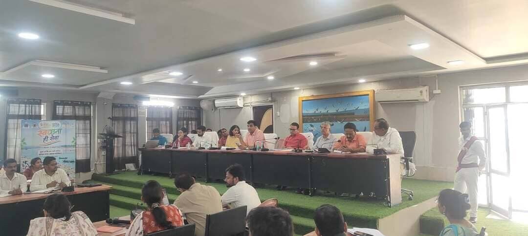 संध्या चौपाल को प्रभावी बनाने हेतु जिलाधिकारी की अध्यक्षता में अंतरविभागीय समन्वय बैठक आयोजित*
कटिहार,13 अक्टूबर 2026 मंगलवार।
*पंचायत स्तर पर अल्पकालिक लक्ष्यों एवं दीर्घकालिक सेवा मानकों की प्राप्ति पर जोर*
*जिलाधिकारी कटिहार आशुतोष द्विवेदी की अध्यक्षता में आयोजित बैठक में जिला पदाधिकारी कटिहार ने दिया* *महत्वपूर्ण दिशा-निर्देश* ।
*बैठक में स्वास्थ्य, ICDS, शिक्षा, जीविका, सामाजिक सुरक्षा, जिला कल्याण, पंचायती राज, राजस्व एवं अन्य संबंधित विभागों के पदाधिकारियों तथा सहयोगी संस्थाओं के प्रतिनिधियों के साथ पंचायत स्तर पर योजनाओं के प्रभावी क्रियान्वयन पर चर्चा की गई* ।
*बलरामपुर पायलट प्रोजेक्ट एवं संध्या चौपाल के पिछले तीन महीनों के अनुभवों के आधार पर अल्पकालिक परिचालन लक्ष्य (Short-Term Operational Targets) निर्धारित करने तथा दीर्घकालिक सेवा मानकों (Long-Term Service Benchmarks) को प्राप्त करने के लिए समन्वित कार्ययोजना तैयार करने पर बल दिया गया* ।
*जिलाधिकारी ने स्पष्ट किया कि कोई भी माँ सुरक्षित संस्थागत प्रसव एवं आवश्यक स्वास्थ्य सेवाओं से वंचित न रहे। संस्थागत प्रसव, पूर्ण टीकाकरण एवं चौथी ANC जाँच की उपलब्धियों में और सुधार लाने के लिए विभागीय समन्वय को आवश्यक बताया गया।*
*2. संध्या चौपाल में सभी विभागों की सहभागिता एवं जवाबदेही सुनिश्चित करने पर जोर दिया गया* ।
*जिलाधिकारी ने निर्देश दिया कि संध्या चौपाल अब केवल स्वास्थ्य विभाग तक सीमित नहीं रहेगा, बल्कि प्रत्येक सप्ताह एक निर्धारित विभाग इसकी अगुवाई करेगा। संबंधित विभाग पंचायत स्तर पर अपनी योजनाओं एवं सेवाओं का लाभ आम नागरिकों तक पहुँचाने के लिए सक्रिय भूमिका निभाएँगे। प्रत्येक विभाग अपने तीन से चार प्रमुख इंडिकेटर का चयन कर TPT (Template/Tracking Plan) के माध्यम से उनकी नियमित निगरानी सुनिश्चित करेगा* ।
*प्रत्येक बुधवार को सभी पंचायतों में चयनित स्थल पर विभागीय योजनाओं, पात्र लाभुकों, उपलब्ध सुविधाओं एवं लाभ प्राप्त करने की प्रक्रिया पर विस्तृत चर्चा की जाएगी तथा इसकी प्रगति प्रतिवेदन के माध्यम से प्रस्तुत की जाएगी।*
*3. थीम आधारित संध्या चौपाल एवं परिणामोन्मुख निगरानी की व्यवस्था*
*आगामी संध्या चौपाल के लिए पहले से थीम निर्धारित करने, पंचायत स्तर पर नागरिकों को पूर्व सूचना देने तथा पंचायत राज के नोडल पदाधिकारियों के माध्यम से कार्यक्रम का समुचित समन्वय सुनिश्चित करने पर बल दिया गया। स्वास्थ्य, आंगनबाड़ी, शिक्षा, PHED, पंचायती राज एवं राजस्व सहित संबंधित विभाग आपसी सहयोग से पंचायतों की आवश्यकताओं के अनुरूप कार्यक्रम संचालित करेंगे। पूर्व की चौपालों से प्राप्त अनुभवों एवं कमियों की समीक्षा कर सुधारात्मक कार्रवाई की जाएगी।*
*जिलाधिकारी की अध्यक्षता में समन्वय बैठकों के माध्यम से निर्धारित इंडिकेटरों की प्रगति एवं योजनाओं के वास्तविक परिणामों की सतत निगरानी की जाएगी* ।
*4. महिला सशक्तीकरण, पारिवारिक सहभागिता एवं अंतिम व्यक्ति तक योजनाओं की पहुँच*
*जिलाधिकारी ने कहा कि महिलाएँ केवल सरकारी योजनाओं की लाभुक नहीं, बल्कि पूरे परिवार के स्वास्थ्य एवं कल्याण की महत्वपूर्ण आधारशिला हैं। विशेषकर गर्भवती एवं प्रसूता महिलाओं के स्वास्थ्य संबंधी निर्णयों में उनकी सुरक्षा, सम्मान एवं सहभागिता सुनिश्चित करना आवश्यक है। इसके लिए केवल महिला तक सूचना पहुँचाना पर्याप्त नहीं, बल्कि पति, सास-ससुर एवं परिवार के अन्य सदस्यों को भी जागरूक कर व्यवहारगत परिवर्तन लाना होगा। संध्या चौपाल के माध्यम से प्रशासन और नागरिकों के बीच सीधा संवाद स्थापित करते हुए यह सुनिश्चित किया जाएगा कि सरकारी योजनाओं का लाभ पात्र परिवारों तक पहुँचे तथा कोई भी जरूरतमंद व्यक्ति जानकारी या समन्वय के अभाव में वंचित न रहे।*
*संध्या चौपाल का मूल उद्देश्य*
*विभागीय समन्वय, सुशासन एवं जनभागीदारी के माध्यम से पंचायत स्तर पर योजनाओं की प्रभावी पहुँच सुनिश्चित करना और निर्धारित लक्ष्यों को धरातल पर परिणामों में बदलना* ।
जिला जनसंपर्क पदाधिकारी
कटिहार।
Information & Public Relations Department, Government of Bihar Bihar Health Department @topfans CMO Bihar Samrat Choudhary CM Samrat #CMSamrat #samratchoudhary #katihar