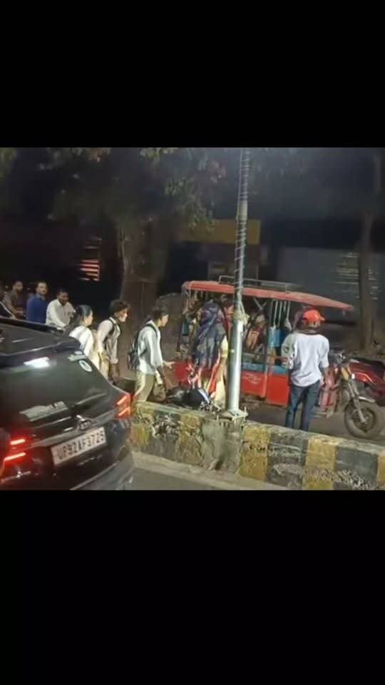 उरई में कोचिंग सेंटर के बच्चों की लापरवाही!
स्कूटी में मारी टक्कर, महिला-बच्चा सड़क पर गिरे, फिर चले थप्पड़—VIDEO वायरल!
जालौन के उरई में नाबालिगों की बाइक ड्राइविंग पर उठे सवाल, आखिर कोचिंग जाने वाले बच्चों के हाथ में बाइक की चाबी किसने थमाई?
जनपद मुख्यालय उरई में मंगलवार, 13 अक्टूबर को शाम करीब 6:30 बजे जिला परिषद से अंबेडकर चौराहे की ओर जा रही एक महिला की स्कूटी में स्टार होटल के पास बाइक सवार दो नाबालिग बच्चों ने ओवरटेक करने के दौरान टक्कर मार दी।
बताया जा रहा है कि दोनों बच्चे कोचिंग सेंटर जाने वाले थे।
हादसे के बाद महिला और उसके साथ मौजूद बच्चा सड़क पर गिर पड़े।
गनीमत रही कि दोनों को हल्की चोटें आने की जानकारी है और कोई गंभीर हादसा नहीं हुआ।
टक्कर के बाद सड़क पर हंगामा, थप्पड़बाजी का वीडियो वायरल!
प्रत्यक्षदर्शियों के अनुसार, टक्कर के बाद मौके पर लोगों की भीड़ जुट गई और यातायात भी प्रभावित हुआ।
महिला ने उठकर पहले अपने बच्चे को संभाला और फिर बाइक सवार बच्चों को डांटा।
इसी दौरान कहासुनी बढ़ गई और महिला द्वारा बच्चों को थप्पड़ मारने की घटना सामने आई।
इस पूरे घटनाक्रम का वीडियो सोशल मीडिया पर वायरल हो रहा है।
कुछ देर बाद दोनों पक्ष अपने-अपने रास्ते चले गए।
सवाल तीखा है—नाबालिगों को बाइक कौन दे रहा है?
कोचिंग की उम्र में अगर बच्चे सड़कों पर बाइक लेकर निकल रहे हैं, तो उनके अभिभावकों की जिम्मेदारी पर सवाल उठना स्वाभाविक है।
आखिर क्या बच्चों को कोचिंग भेजने के नाम पर उन्हें दोपहिया वाहन सौंप देना उचित है?
क्या अभिभावकों को सड़क पर चल रहे दूसरे लोगों की सुरक्षा की चिंता नहीं करनी चाहिए?
यह घटना यातायात नियमों के पालन और नाबालिगों के वाहन चलाने पर प्रभावी रोक लगाने की जरूरत को फिर सामने लाती है।
एक छोटी-सी लापरवाही किसी बड़े हादसे का कारण बन सकती है।
यातायात पुलिस से सवाल—चेकिंग का असर कहां?
जब यातायात पुलिस समय-समय पर वाहन चेकिंग अभियान चलाती है, तो नाबालिगों द्वारा बाइक चलाने के मामलों पर प्रभावी नियंत्रण क्यों नहीं दिख रहा?
क्या कोचिंग सेंटरों और स्कूलों के आसपास विशेष जांच अभियान चलाने की जरूरत नहीं है?
संबंधित विभाग को ऐसे मामलों में नियमों के अनुसार कार्रवाई और जागरूकता दोनों पर ध्यान देना चाहिए।
वहीं, सड़क पर विवाद होने की स्थिति में मारपीट के बजाय कानूनी प्रक्रिया अपनाना भी जरूरी है।
वायरल वीडियो के आधार पर पूरे घटनाक्रम की स्वतंत्र पुष्टि और संबंधित पक्षों का बयान सामने आना बाकी है।
अब जवाबदेही तय होनी चाहिए!
नाबालिगों के हाथ में बाइक की चाबी थमाने वाले अभिभावकों को अपनी जिम्मेदारी समझनी होगी।
कोचिंग सेंटरों के आसपास यातायात नियमों की निगरानी बढ़ाने और लोगों को जागरूक करने की जरूरत है।
संबंधित पुलिस अधिकारियों का पक्ष सामने आने पर घटना की तस्वीर और स्पष्ट हो सकेगी।
जनता से सवाल:
क्या नाबालिगों को बाइक देने वाले अभिभावकों पर सख्ती होनी चाहिए?
क्या कोचिंग सेंटरों के आसपास यातायात पुलिस को विशेष अभियान चलाना चाहिए?
अपनी राय कमेंट बॉक्स में जरूर बताएं।