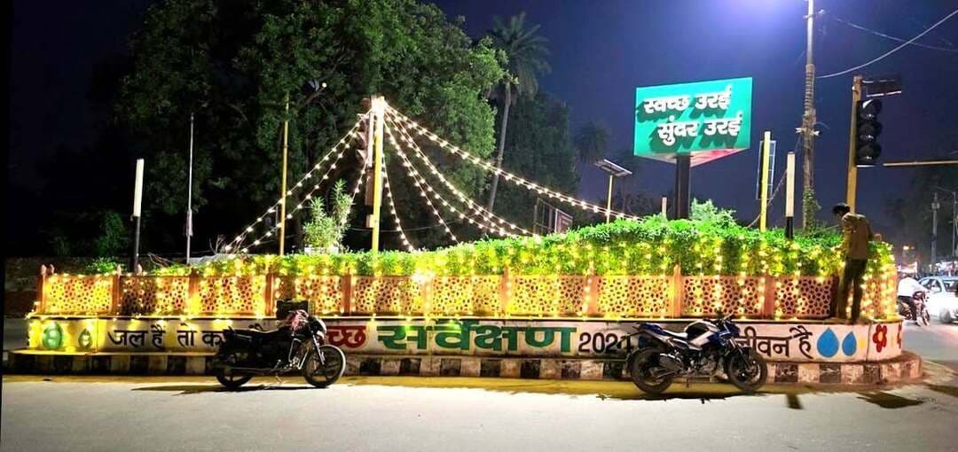 नवरात्रि और विजयदशमी पर रोशनी से जगमगाए उरई के प्रमुख चौराहे!!
जिलाधिकारी के निर्देश पर उरई विकास प्राधिकरण ने कराया सौंदर्यीकरण, आकर्षक लाइटों और झालरों से शहर को दिया उत्सवी स्वरूप!!