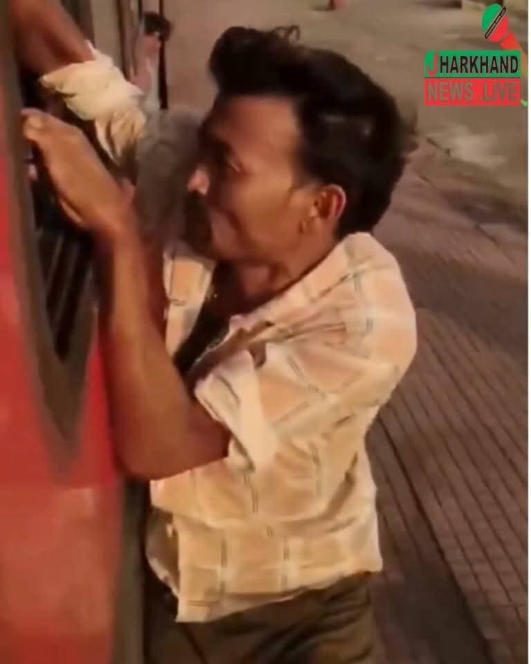 "चलती ट्रेन से फोन छीनना पड़ा भारी!: शिवनारायणपुर रेलवे स्टेशन पर यात्री ने दबोचा चोर; चलती ट्रेन से नीचे गिरने पर बाल-बाल बची जान"