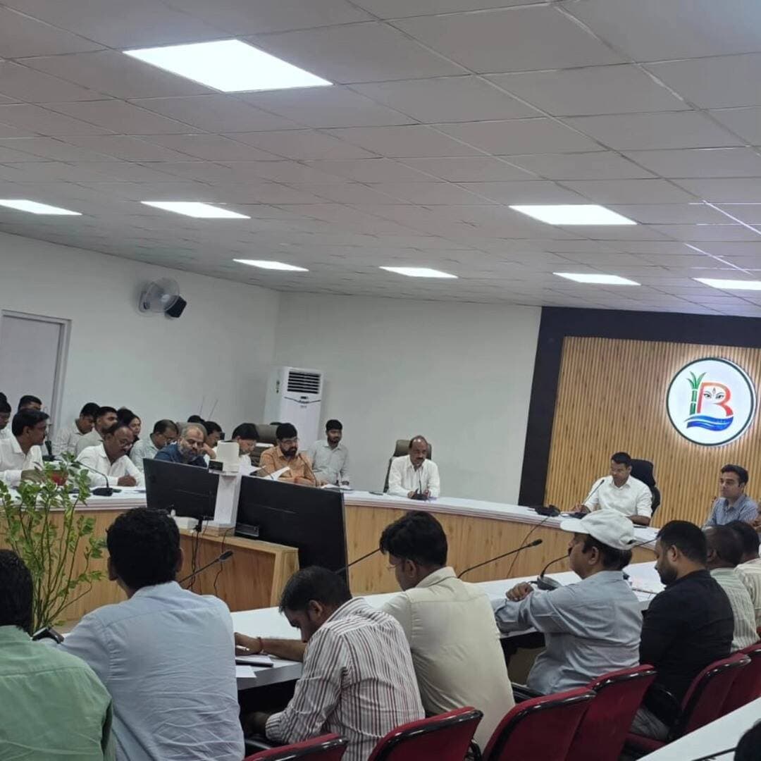 #Balrampur ! काम में ढिलाई पर डीएम का कड़ा रुख: ग्राम पंचायत अधिकारियों को लगाई फटकार
स्वीकृत विकास कार्य तुरंत शुरू करने के आदेश; बीडीओ करेंगे नियमित समीक्षा
दिनांक: 13 अक्टूबर, 2026
#बलरामपुर : ग्राम पंचायतों में स्वीकृत विकास परियोजनाओं की धीमी गति पर जिलाधिकारी डॉ. विपिन कुमार जैन ने सख्त रुख अपनाया है। समीक्षा बैठक में बजट स्वीकृत होने के बावजूद धरातल पर काम शुरू न होने पर डीएम ने गहरी नाराजगी जताते हुए संबंधित ग्राम पंचायत अधिकारियों को जमकर फटकार लगाई।
बिना देरी शुरू कराएं काम
जिलाधिकारी ने स्पष्ट किया कि विकास कार्यों का उद्देश्य ग्रामीण क्षेत्रों में आधारभूत सुविधाओं को मजबूत करना है। इसमें किसी भी स्तर पर अनावश्यक देरी बर्दाश्त नहीं की जाएगी। उन्होंने निर्देश दिया कि सभी स्वीकृत कार्यों को प्राथमिकता के आधार पर तत्काल प्रारंभ कराया जाए और निर्माण की गुणवत्ता सुनिश्चित की जाए।
बजट का समयबद्ध भुगतान
वित्तीय प्रगति की समीक्षा करते हुए डीएम ने हिदायत दी कि प्राप्त धनराशि का नियमानुसार उपयोग हो। कराए गए कार्यों के सापेक्ष समय पर भुगतान सुनिश्चित किया जाए, ताकि परियोजनाएं बजट या प्रशासनिक ढिलाई के कारण न अटकें।
बीडीओ बनाएंगे एक्शन प्लान
समस्त खंड विकास अधिकारियों (BDO) को निर्देश दिए गए हैं कि वे ग्राम पंचायत सचिवों के साथ नियमित बैठक करें। प्रत्येक पंचायत के लिए स्पष्ट कार्ययोजना (Action Plan) तैयार कर धीमी प्रगति वाले क्षेत्रों पर विशेष निगरानी रखी जाए।