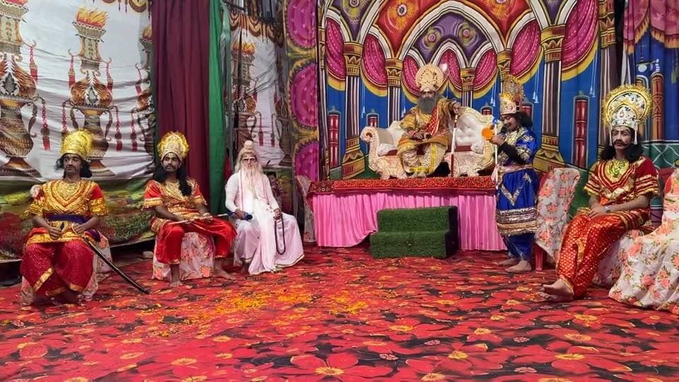 श्री राम कला मंच के कलाकारों द्वारा किया जा रहा सीता स्वयंवर के दृश्य का सुंदर मंचन