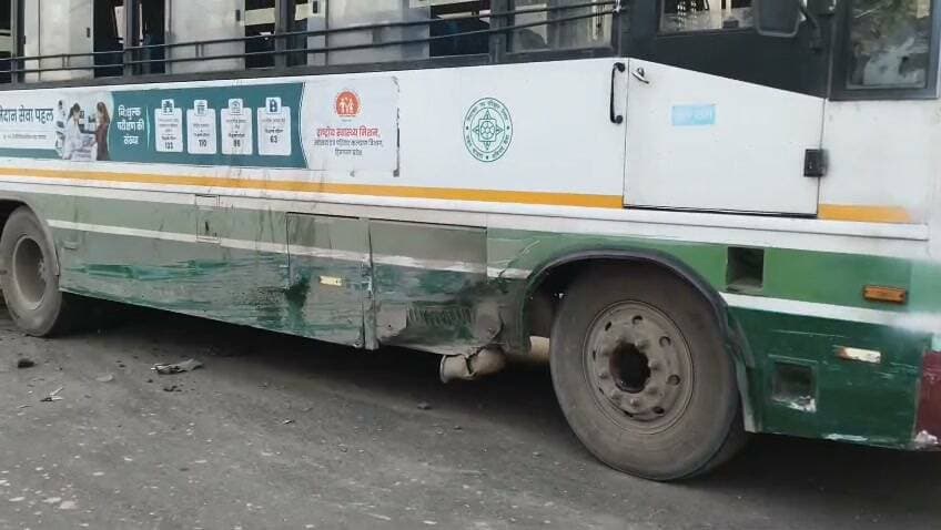शिमला मटौर मार्ग पर नसवाल के पास हनुमान मंदिर के पास कार और एच आर टी सी की टक्कर.....