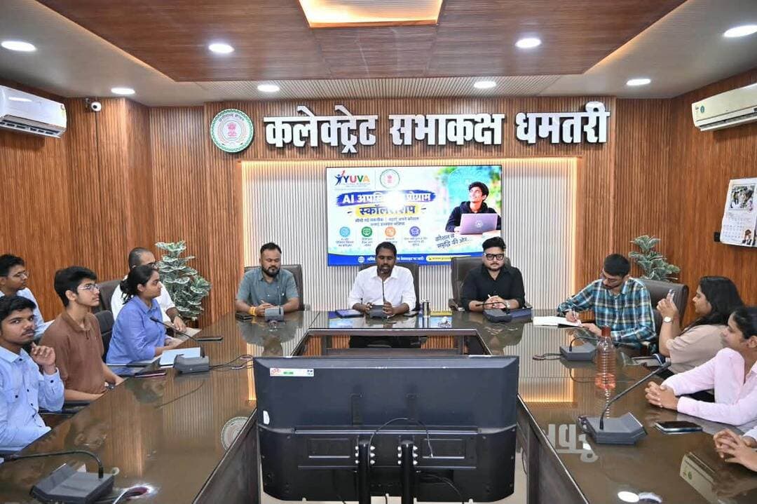 एआई और डिजिटल कौशल से युवाओं के लिए खुलेंगे रोजगार के नए द्वार
वित्त मंत्री श्री ओ.पी. चौधरी की पहल से जिले के 100 युवाओं को मिलेगा प्रशिक्षण का अवसर
कलेक्टर श्री अबिनाश मिश्रा ने पांच विद्यार्थियों को 10-10 हजार रुपये के चेक प्रदान कर किया प्रोत्साहित
#AITraining #SkillDevelopment
CMO ChhattisgarhDPR Chhattisgarh
