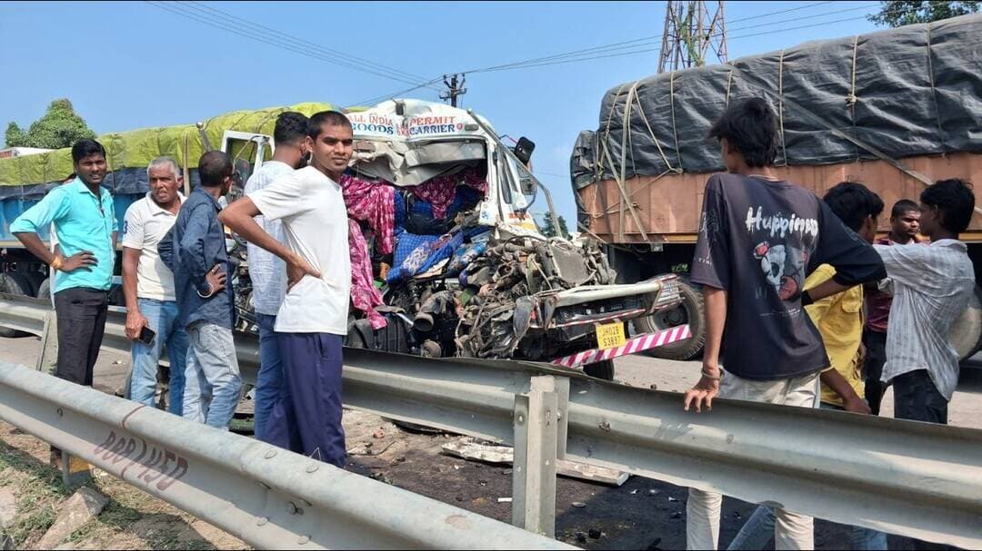 कैमूर में भीषण सड़क हादसा, दो ट्रकों की टक्कर में चालक की मौत #accident #news #nhai