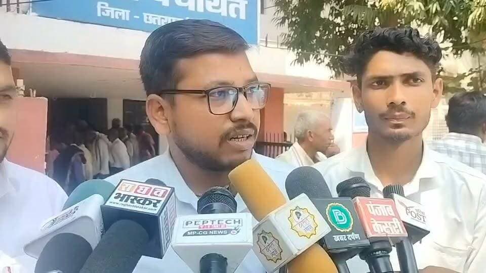 मध्य प्रदेश के छतरपुर जिले से एक बड़ा मामला सामने आया है, जहाँ महाराजपुर तहसील के ग्राम मलका में पदस्थ पटवारी जीतेंद्र चौरसिया के खिलाफ ग्रामीणों का गुस्सा फूट पड़ा है। ग्रामीणों ने जिला कलेक्टरेट पहुंचकर पटवारी के खिलाफ मोर्चा खोला और वैधानिक कार्रवाई की मांग को लेकर ज्ञापन सौंपा।
सीमांकन, नामांतरण और बंटवारे के नाम पर अनुचित राशि मांगने का आरोप
ग्रामीणों का आरोप है कि पटवारी जीतेंद्र चौरसिया नामांतरण, सीमांकन, तरमीम, बंटवारा और विभिन्न रिपोर्टों के निष्पादन के एवज में ग्रामीणों से अवैध राशि की मांग करते हैं। पैसे न देने पर काम लटका दिया जाता है और जो पैसे दे देता है उसका काम तुरंत कर दिया जाता है। इससे गरीब किसान व ग्रामीण लगातार परेशान हो रहे हैं।
8-10 वर्षों से एक ही गांव में पदस्थ, भू-अभिलेखों में हेरफेर की शिकायत
शिकायती पत्र में उल्लेख किया गया है कि पटवारी वर्ष 2015-16 से लगातार ग्राम मलका में पदस्थ हैं। इतने लंबे समय से एक ही स्थान पर टिके रहने के कारण वे स्थानीय स्थिति का फायदा उठाकर शासकीय भू-अभिलेखों के साथ हेरफेर कर रहे हैं। इसके साथ ही क्षेत्र में अवैध रूप से संचालित खदानों के खिलाफ भी कोई कदम नहीं उठाया जा रहा है।
जनसुनवाई में मिला जांच का आश्वासन, एसडीएम करेंगे जांच
जनसुनवाई के दौरान प्रशासनिक अधिकारियों (अपर कलेक्टर) ने ग्रामीणों की समस्याओं को सुना और आश्वस्त किया कि संबंधित एसडीएम (महाराजपुर) के माध्यम से मामले की निष्पक्ष जांच कराई जाएगी। जांच रिपोर्ट के आधार पर दोषी पाए जाने पर पटवारी के खिलाफ सख्त और विधिवत दंडात्मक कार्रवाई की जाएगी।