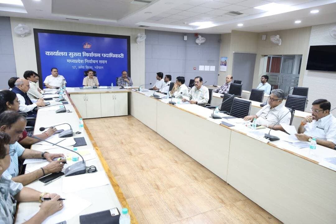 मुख्य निर्वाचन पदाधिकारी कार्यालय में राजनीतिक दलों की बैठक संपन्न
==
मतदाता सूची में छूटे हुए एवं प्रथम बार/युवा पात्र मतदाताओं के नाम जोड़ने के लिए विशेष अभियान जारी
====
फोटो निर्वाचक नामावली में छूटे हुए पात्र मतदाताओं के नाम शामिल करने एवं मतदाता सूची को अद्यतन करने के संबंध में आज मुख्य निर्वाचन पदाधिकारी कार्यालय में मुख्य निर्वाचन पदाधिकारी श्री संजीव कुमार झा की अध्यक्षता में मान्यता प्राप्त राजनीतिक दलों के प्रतिनिधियों की बैठक आयोजित की गई। आयोजित बैठक में मान्यता प्राप्त राजनीतिक दलों आम आदमी पार्टी, भारतीय जनता पार्टी, इन्डियन नेशनल कांग्रेस, कम्युनिष्ट पार्टी आफ इण्डिया एवं बहुजन समाज पार्टी के प्रतिनिधि शामिल हुए।
बैठक में मुख्य निर्वाचन पदाधिकारी श्री झा ने बताया कि प्रदेश के सभी जिलों में मतदाता सूची में नाम दर्ज कराने से छूटे हुए नागरिकों एवं प्रथम बार/युवा पात्र मतदाताओं के नाम निर्वाचक नामावली में शामिल करने के लिए निरन्तर अद्यतन प्रक्रिया के तहत विशेष अभियान संचालित किया जा रहा है। उन्होंने राजनीतिक दलों के प्रतिनिधियों से बूथ लेवल एजेंट (बीएलए) के माध्यम से मतदाता सूची को अद्यतन करने के कार्य में सहयोग करने का आग्रह किया।
फॉर्म-6 से होगा नए मतदाताओं का पंजीयन
बैठक में मुख्य निर्वाचन पदाधिकारी श्री झा ने बताया कि प्रथम बार पात्र मतदाताओं के नाम मतदाता सूची में जोड़ने का कार्य अभियान में किया जा है। पात्र नागरिक निर्धारित प्रक्रिया के अनुसार फॉर्म-6 भरकर आवेदन कर सकते हैं। आवेदन के साथ आवश्यक जानकारी एवं दस्तावेज निर्धारित नियमों के अनुसार उपलब्ध कराना अनिवार्य होगा। यह भी स्पष्ट किया गया कि फॉर्म-6 जमा करने के बाद अलग से घोषणा-पत्र (डिक्लेरेशन फॉर्म) प्रस्तुत करने की आवश्यकता नहीं है।
प्रत्येक जिले में चलाया जा रहा विशेष अभियान
बैठक में मुख्य निर्वाचन पदाधिकारी श्री झा ने बताया कि नए एवं पंजीकरण से छुटे पात्र मतदाताओं की सुविधा के लिए प्रदेश के प्रत्येक जिले में विशेष अभियान आयोजित किया जा रहा है। अभियान का उद्देश्य पात्र नागरिकों को पंजीयन प्रक्रिया की जानकारी देकर मतदाता सूची में नाम जुड़वाने हेतु आवेदन प्राप्त करना तथा आवश्यक मार्गदर्शन उपलब्ध कराने में सहायता प्रदान करना है। इसके लिए तहसील स्तर पर एस.डी एम./तहसीलदार एवं जिला स्तर पर संबंधित जिला निर्वाचन अधिकारी के माध्यम से आवश्यक सहयोग दिया जा रहा है।