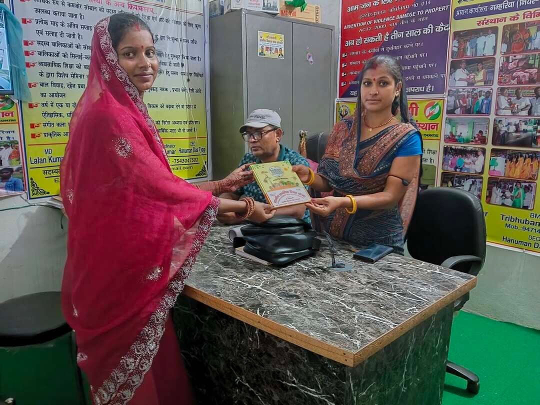 आज मधेपुरा जिले के गम्हरिया थाना अंतर्गत दुलार गांव से पूजा कुमारी MRGVS संस्थान प्रधान कार्यालय-: गम्हरिया,बैजनाथपुर, सहरसा( बिहार) पहुंची । संस्थान के अधिकारी नें उन्हें संस्थान की बुक देकर सम्मानित किया....जय माता दी....