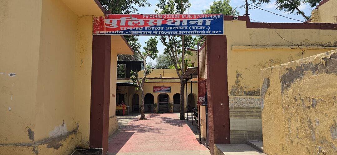 रामगढ़ में अपहरण-लूट के मामले में 8 साल से फरार बाल अपचारी निरुद्ध, 5 हजार का था इनाम
टॉप-10 वांछित अपराधियों में था शामिल, ट्रैक्टर-ट्रॉली और 35 हजार रुपए लूटने का आरोप
अलवर जिले के रामगढ़ थाना पुलिस ने अपहरण और लूट के मामले में आठ साल से फरार चल रहे 5 हजार रुपए के इनामी बाल अपचारी को निरुद्ध किया है। आरोपी पुलिस की टॉप-10 वांछित अपराधियों की सूची में शामिल था। उसके खिलाफ राजस्थान और हरियाणा में गौवंश वध, पशु क्रूरता, चोरी, आर्म्स एक्ट, अपहरण-लूट सहित विभिन्न धाराओं में पांच प्रकरण दर्ज बताए गए हैं।
पुलिस अधीक्षक सुधीर चौधरी ने बताया कि वांछित अपराधियों की धरपकड़ के लिए अतिरिक्त पुलिस अधीक्षक दीपक कुमार और रामगढ़ वृत्ताधिकारी परमेश्वर लाल यादव के सुपरविजन में थाना प्रभारी अजीत सिंह बड़सरा के नेतृत्व में विशेष टीम गठित की गई थी। टीम ने कार्रवाई करते हुए बाल अपचारी को निरुद्ध किया।
ट्रैक्टर-ट्रॉली और नकदी लूटने का आरोप
पुलिस के अनुसार, 15 सितंबर 2018 को परिवादी ने रामगढ़ थाने में रिपोर्ट दर्ज कराई थी कि गढ़ी-धनेटा घाटी के सुनसान इलाके में रात के समय आरोपियों ने उसके साथ मारपीट कर अपहरण किया और ट्रैक्टर-ट्रॉली सहित 35 हजार रुपए नकद लूटकर ले गए। इस पर पुलिस ने मामला दर्ज कर जांच शुरू की थी।
प्रकरण में पूर्व में वाहिद उर्फ छोटू निवासी मिलकपुर को गिरफ्तार किया जा चुका है, जबकि अन्य आरोपी फरार चल रहे थे। पुलिस ने फरार आरोपियों की तलाश के लिए लगातार प्रयास किए। अब घटना के समय शामिल रहे एक बाल अपचारी को निरुद्ध किया गया है। मामले में अन्य वांछित आरोपियों की तलाश जारी है।
पुलिस टीम में ये रहे शामिल
कार्रवाई करने वाली टीम में रामगढ़ थाना प्रभारी अजीत सिंह बड़सरा, समुद्र सिंह, देवकीनंदन सिंह, महबूब खान और नरेश कुमार शामिल रहे।