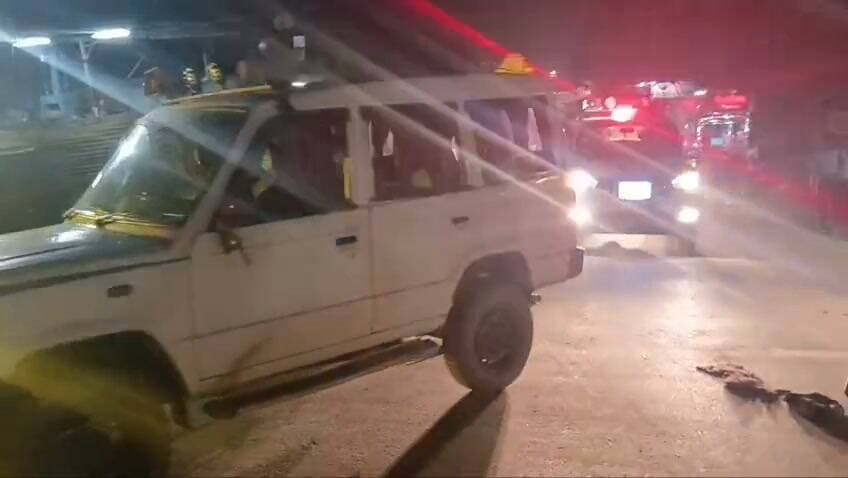 सीतामढ़ी। दुर्गापूजा के मद्देनज़र अनुमंडल पदाधिकारी, सदर एवं अनुमंडल पुलिस पदाधिकारी, सदर-2 के नेतृत्व में सोनबरसा थाना क्षेत्र अंतर्गत फ्लैग मार्च निकाला गया।
इस दौरान आमजन से दुर्गा पूजा को शांतिपूर्ण एवं सौहार्दपूर्ण वातावरण में मनाने तथा आपसी भाईचारा बनाए रखने की अपील की गई। साथ ही, किसी भी प्रकार की अफवाहों पर ध्यान नहीं देने एवं विधि-व्यवस्था बनाए रखने में पुलिस-प्रशासन का सहयोग करने की अपील की गई।