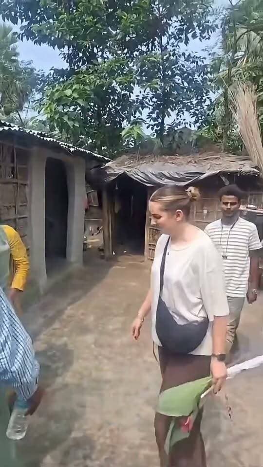❤️ बिहारी राहुल यादव के प्यार में पागल हुई रूसी लड़की जूली! सात समंदर पार परिवार के साथ पहुंची भागलपुर, नवंबर में शादी की चर्चा! 🇮🇳❤️🇷🇺
बिहार के भागलपुर के राहुल यादव और रूस की रहने वाली जूली की प्रेम कहानी इन दिनों सुर्खियों में है। बताया जा रहा है कि राहुल के प्यार में जूली सात समंदर पार कर अपने परिवार के साथ भागलपुर पहुंची हैं, जहां दोनों की मुलाकात ने लोगों का ध्यान खींचा है।
❤️ सरहदें अलग, देश अलग, लेकिन प्यार ने दोनों को करीब ला दिया! अब इस प्रेम कहानी को शादी के मुकाम तक पहुंचाने की चर्चा हो रही है। दोनों की शादी नवंबर में होने की संभावना जताई जा रही है।
क्या राहुल और जूली की प्रेम कहानी जल्द शादी के बंधन में बंधेगी? ❤️💍
#Bhagalpur #RahulYadav #RussianGirl #Julie #LoveStory #BiharNews #भागलपुर #बिहार_न्यूज #राहुल_यादव #रूसी_लड़की #प्रेम_कहानी #शादी