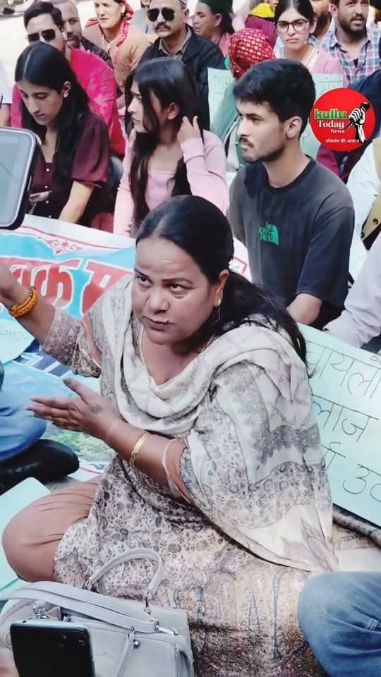 रामपुर बुशहर में स्नेई बस हादसे को लेकर ग्रामीणों का फूटा गुस्सा,SDM कार्यालय के बाहर किया धरना प्रदर्शन
#kullutodaynews #himachalpradesh #himachalupdate #MediaPower #himachalkiawaaz #KTN #ATM #shimla #kullu #rampur