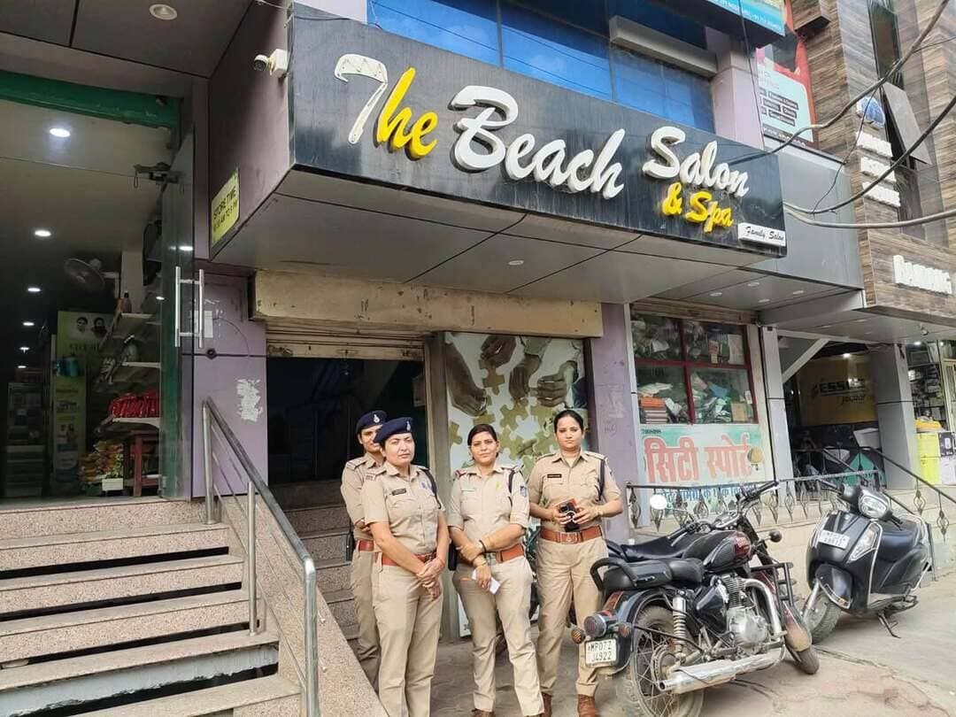 स्पा सेंटर एवं मसाज पार्लरों में अनैतिक गतिविधियों पर ग्वालियर पुलिस की पैनी नजर, महिला पुलिस अधिकारियों ने की सघन चेकिंग
ग्वालियर। 13.10.2026 । वरिष्ठ पुलिस अधीक्षक ग्वालियर श्री धर्मवीर सिंह(भा.पु.से.) के निर्देश पर अतिरिक्त पुलिस अधीक्षक ग्वालियर डॉ0 शिवेश सिंह बघेल एवं डीएसपी महिला सुरक्षा श्रीमती किरण अहिरवार के कुशल मार्गदर्शन में स्पा सेंटर एवं मसाज पार्लरों में होने वाली अनैतिक गतिविधियों की रोकथाम हेतु लगातार चेकिंग अभियान चलाकर प्रभावी कार्रवाई की जा रही है और महिला पुलिस द्वारा क्षेत्रों में लगातार पैदल भ्रमण कर संदिग्धों व चिन्हित हॉट स्पॉट की निगरानी की जा रही है।
इसी क्रम में आज दिनांक 13.10.2026 को निरीक्षक सुरभि शर्मा, महिला थाना प्रभारी उप निरीक्षक ज्योति शर्मा, उनि0 शैलजा सिंह, उनि0 सुनरेखा कुशवाह द्वारा शहर के कुछ स्पा सेंटर एवं मसाज पार्लरों की चेकिंग की गई। जिसमें ‘‘मोना स्पा सेंटर’’, ‘‘हेल्थी स्पा सेंटर’’ एवं ‘‘द बीच स्पा सेलून सेंटर’’को चेक किया गया और चेकिंग के दौरान कोई भी आपत्तिजनक स्थिति में नहीं मिला, न ही कोई आपत्तिजनक सामग्री पाई गई। चेकिंग के दौरान उपस्थित स्टाफ की जानकारी ली गई एवं वहां लगे सीसीटीवी कैमरों को चेक किया गया।
चेकिंग के दौरान स्पा सेंटर एवं मसाज पार्लर संचालकों को आगंतुकों का रजिस्टर नियमित रूप से संधारित करने, सीसीटीवी कैमरे व्यवस्थित एवं चालू हालत में रखने तथा सुरक्षा संबंधी सभी आवश्यक मानकों का पालन सुनिश्चित करने हेतु निर्देशित किया गया। साथ ही हिदायत दी गई कि कार्य हेतु रखे गये स्टाफ का बायोडाटा उचित तरीके से रखा जाए।
पुलिस अधिकारियों ने स्पा सेंटर एवं मसाज पार्लर संचालकों को उनके प्रतिष्ठानों में किसी भी प्रकार की अनैतिक गतिविधि संचालित न होने देने के संबंध में सख्त हिदायत दी गई। पुलिस अधिकारियों द्वारा स्पष्ट रूप से चेतावनी दी गई कि यदि किसी भी प्रतिष्ठान में अनैतिक गतिविधियां संचालित पाई जाती हैं तो संबंधित संचालकों के विरुद्ध नियमानुसार वैधानिक कार्रवाई की जाएगी।
ग्वालियर पुलिस द्वारा शहर में कानून-व्यवस्था बनाए रखने एवं महिलाओं की सुरक्षा सुनिश्चित करने के उद्देश्य से इस प्रकार की चेकिंग एवं निगरानी कार्रवाई आगे भी निरंतर जारी रहेगी। #mppolice