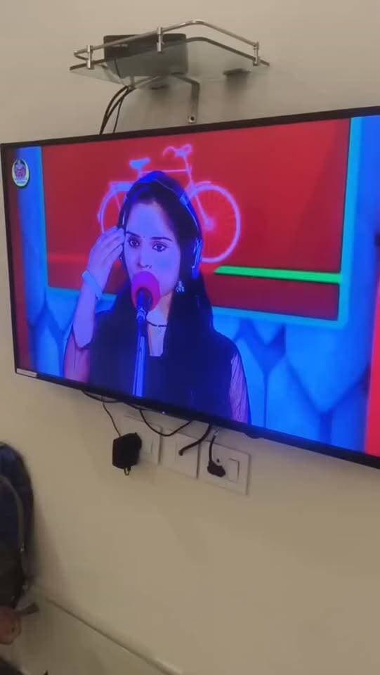 समाजवादी गीत, बिहारी अंदाज!
बिहार सदन में समाजवादी गीत की धुन पर झूमते नजर आए बिहारी। गीत की गूंज, जोश से भरा माहौल और समाजवादी विचारों के प्रति उत्साह ने सबका ध्यान खींचा।
गीतों में विचार, विचारों में संघर्ष और संघर्ष में समाजवाद!