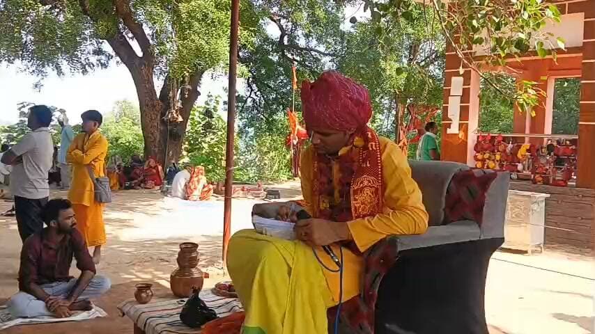 रिरुवा बुजुर्ग गांव के संस्कृत इंटर कॉलेज में बाबा का दरबार, स्कूल में ताला; शिक्षक और विद्यार्थी नदारद!