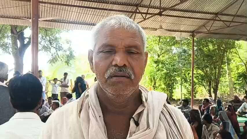 रिरुवा बुजुर्ग गांव के संस्कृत इंटर कॉलेज में बाबा का दरबार, स्कूल में ताला; शिक्षक और विद्यार्थी नदारद!