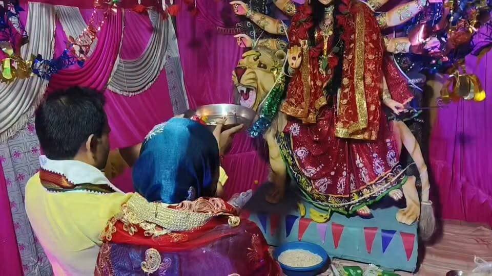 नवरात्रि के तीसरे दिन यमुनानगर क्षेत्र में गूंजे जयकारे, घर-घर पूजी गईं मां चंद्रघंटा
यमुनानगर / प्रयागराज। शारदीय नवरात्रि के तीसरे दिन यमुनानगर क्षेत्र में आस्था का सैलाब उमड़ पड़ा। जगह-जगह मां चंद्रघंटा की पूजा-अर्चना की गई।
भक्तों ने अपने घरों और मंदिरों में माता की विधि-विधान से पूजा कर सुख-समृद्धि की कामना की। पूरे दिन "जय माता दी" के जयकारों से पूरा परिसर गूंजता रहा।
#Navratri #navratrispecial