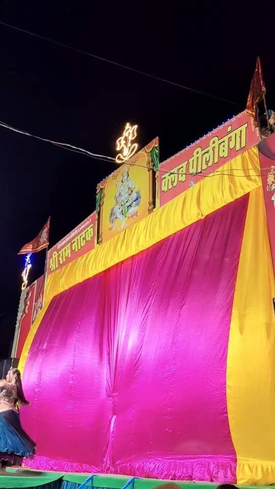 पीलीबंगा रामलीला में दृश्य बदलाव के दौरान "थारे वास्ते रे ढोला नैन मेरे जागे" पर मनमोहक नृत्य ने बांधा समां, पंडाल में गूंजी तालियों की गड़गड़ाहट।#पीलीबंगा #रामलीला #हनुमानगढ़ #सांस्कृतिक_प्रस्तुति #RajasthaniSong #PilibangaNews