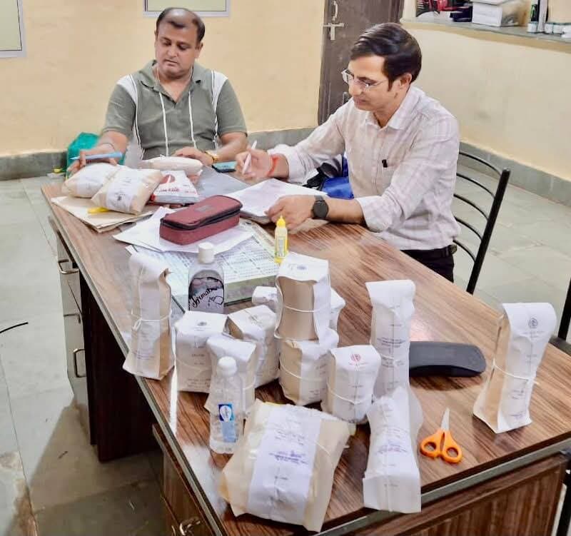 ग्वालियर में मध्यान्ह भोजन बनाने वाली संस्थाओं का निरीक्षण
खाद्य सुरक्षा विभाग की टीम ने दो केंद्रीकृत रसोईघरों से लिए खाद्य नमूने
अनियमितताओं पर नोटिस जारी करने की तैयारी
कलेक्टर श्रीमती रुचिका चौहान के निर्देशों के पालन में अपर कलेक्टर श्री अनिल बनवारिया के आदेशानुसार खाद्य सुरक्षा विभाग की टीम ने जिले के प्राथमिक एवं माध्यमिक विद्यालयों में मध्यान्ह भोजन तैयार करने और वितरित करने वाली दो केंद्रीकृत संस्थाओं का निरीक्षण किया। निरीक्षण के दौरान एक संस्था के स्टोर रूम में खाद्य सामग्री के उचित भंडारण की कमी पाई गई। यहां फर्श पर रखे चावल में गंदगी मिली।
खाद्य सुरक्षा अधिकारी श्री लोकेन्द्र सिंह, श्री राजेश कुमार गुप्ता, श्री आनंद प्रकाश शर्मा, श्रीमती निरुपमा शर्मा एवं श्री लखनलाल कोरी की टीम ने यह कार्रवाई की।
वर्णिता महिला मंडल के स्टोर रूम में मिली अनियमितता
खाद्य सुरक्षा टीम ने शिवपुरी लिंक रोड स्थित बालाजी फार्म हाउस में संचालित वर्णिता महिला मंडल का निरीक्षण किया। यहां प्रभारी हितेश राय और प्रोपराइटर मंजुला साहू से संबंधित संस्था में सूजी का हलवा, आलू-छोले की सब्जी, अरहर की दाल, चावल, धनिया पाउडर, मिर्च पाउडर और जीरा के नमूने लिए गए।
निरीक्षण के दौरान स्टोर रूम में खाद्य सामग्री का उचित भंडारण नहीं पाया गया। चावल फर्श पर फैले हुए थे और उनमें गंदगी मिली। इस मामले में खाद्य सुरक्षा एवं मानक अधिनियम के तहत धारा 32 में नोटिस जारी करने की कार्रवाई की जाएगी।
दूसरी संस्था से भी लिए नमूने
खाद्य सुरक्षा टीम ने स्टोन पार्क, पुरानी छावनी स्थित श्रीमती सुशीला देवी दीक्षित शिक्षा एवं समाज कल्याण महिला मंडल समिति का भी निरीक्षण किया। यहां प्रबंधक अतुल दीक्षित और प्रोपराइटर श्रीमती उपमा दीक्षित से संबंधित संस्था की रसोई से आलू-छोले की सब्जी, सूजी का हलवा, रिफाइंड सोयाबीन तेल और लाल मिर्च पाउडर के नमूने लिए गए।
जांच रिपोर्ट के बाद होगी आगे की कार्रवाई
खाद्य सुरक्षा विभाग के अनुसार, दोनों संस्थाओं से लिए गए खाद्य नमूनों को जांच के लिए राज्य खाद्य प्रयोगशाला भेजा गया है। प्रयोगशाला से जांच रिपोर्ट प्राप्त होने के बाद नियमानुसार आगे की कार्रवाई की जाएगी।
#gwalior
#foodsafety
#FoodInspection
PRO Gwalior
Jansampark Madhya Pradesh
CM Madhya Pradesh