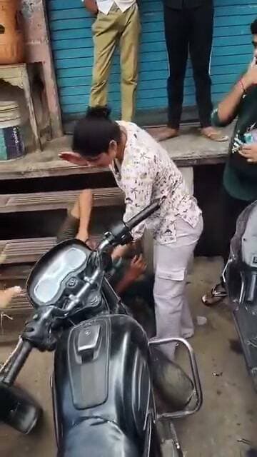 बागपत: बीच बाजार में बच्चे की पिटाई का वीडियो हुआ वायरल, जांच की मांग
बागपत/बड़ौत: उत्तर प्रदेश के बागपत जिले के बड़ौत कोतवाली क्षेत्र से जुड़ा एक वीडियो सोशल मीडिया पर चर्चा का विषय बना हुआ है। वायरल वीडियो में एक महिला बीच बाजार में एक बच्चे के साथ मारपीट करती हुई नजर आ रही है।
बीच बाजार पिटाई से हड़कंप: घटना का वीडियो सामने आने के बाद स्थानीय लोगों में तरह-तरह की चर्चाएं हो रही हैं कि आखिर किस वजह से बच्चे के साथ इस तरह मारपीट की गई।