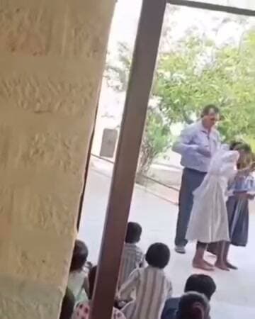 लोहावट: सरकारी स्कूल में पढ़ाई को लेकर शिक्षक की दबंगई, बच्ची को जड़ा थप्पड़ और खींचे बाल
लोहावट/राजस्थान: राजस्थान के लोहावट स्थित एक सरकारी स्कूल का एक वीडियो सामने आया है, जिसमें एक शिक्षक द्वारा पढ़ाई के प्रति रुझान बढ़ाने के नाम पर अमानवीय तरीका अपनाने का मामला सामने आया है।
थप्पड़ मारने और बाल खींचने का मामला: वायरल वीडियो में एक सरकारी स्कूल के शिक्षक (माट साहब) स्कूल की एक बच्ची को थप्पड़ मारते हुए और बाल खींचते हुए नजर आ रहे हैं।
पढ़ाई के प्रति सख्ती पर सवाल: हालांकि वीडियो के जरिए पढ़ाई की तरफ रुझान लाने की कोशिश की बात कही जा रही है, लेकिन स्कूली बच्चों के साथ इस तरह की मारपीट और सख्ती करने के तरीकों पर गंभीर सवाल उठ खड़े हुए हैं।