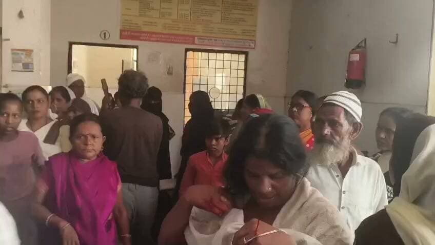खुटार CHC में धरना-प्रदर्शन के दौरान महिला आशा कार्यकर्ता के साथ मारपीट, पुलिस ने दर्ज की रिपोर्ट
शाहजहांपुर: खुटार सामुदायिक स्वास्थ्य केंद्र (CHC) परिसर में आशा कार्यकर्ताओं के चल रहे धरना-प्रदर्शन के दौरान एक महिला आशा कार्यकर्ता के साथ मारपीट का मामला सामने आया है।
मारपीट और अभद्रता का आरोप: बिजौरा बिजोरिया निवासी किरण देवी पत्नी अरविंद कुमार ने पुलिस को दी तहरीर में आरोप लगाया कि सोमवार सुबह करीब 11:30 बजे शीला देवी और उनके पति सूर्यप्रकाश ने गाली-गलौज करते हुए उनके साथ मारपीट की। आरोप है कि पेट पर लात मारने के साथ ही उन्हें जान से मारने की धमकी भी दी गई।
बीच-बचाव और पुलिस कार्रवाई: मौके पर मौजूद अन्य आशा कार्यकर्ताओं नीतू और रीना ने बीच-बचाव कर किरण देवी की जान बचाई। पुलिस ने पीड़िता की तहरीर के आधार पर आरोपी शीला देवी और सूर्यप्रकाश के खिलाफ रिपोर्ट दर्ज कर ली है।