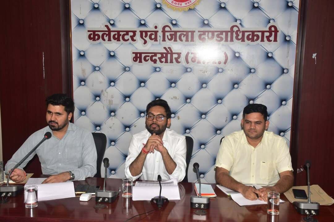 स्कूलों मे इंफ्रास्ट्रक्चर तथा बच्चों की सीखने की गुणवत्ता पर विशेष रूप से फोकस किया जाए
कलेक्टर श्री दिव्यांक सिंह ने शिक्षा विभाग के कार्यों की समीक्षा की
कलेक्टर श्री दिव्यांक सिंह ने जिले के शिक्षा विभाग तथा जिला शिक्षा केंद्र के कार्यों की समीक्षा की बैठक लेकर विभिन्न बिंदुओं पर विस्तृत समीक्षा करते हुए कलेक्टर ने निर्देश दिए कि स्कूलों मे इंफ्रास्ट्रक्चर तथा बच्चों की सीखने की गुणवत्ता पर विशेष रूप से फोकस किया जाए। संकुल प्राचार्य शिक्षकों की बैठके आयोजित कर शैक्षणिक प्रगति का नियमित रूप से जायजा ले। बैठकों में स्थानीय प्रशासन को भी सम्मिलित किया जाए। कलेक्टर कार्यालय सभा पक्ष में आयोजित उक्त बैठक में जिला शिक्षा अधिकारी, स्कूलों के प्राचार्य, खंड स्त्रोत समन्वयक आदि उपस्थित थे।
कलेक्टर श्री दिव्यांक सिंह ने बैठक में निर्देश दिए कि स्कूलों में विद्यार्थियों तथा शिक्षकों की उपस्थिति पर विशेष ध्यान दिया जाये, स्कूल भवन की स्थिति, शौचालय, वॉशरूम उपलब्धता, बाउंड्री वॉल, फ्लोरिंग खेल मैदान आदि की अद्यतन स्थिति से अवगत कराया जाए, स्कूल प्रबंधन समिति के कार्यों में स्थानीय जन भागीदारी प्राप्त की जाये।
बैठक में कलेक्टर ने कहा कि बदलते परिदृश्य में परिवर्तित कार्यप्रणाली की आवश्यकता होती है उक्त अनुसार स्कूलों में शैक्षणिक गुणवत्ता हेतु कार्य किया जाए। कलेक्टर ने शिक्षा विभाग तथा जिला शिक्षा केंद्र के सभी अधिकारियों को प्रोएक्टिव रहकर कार्य करने के लिए निर्देशित किया। कलेक्टर ने कहा कि अधिकारी अपने दायित्व से आगे सोचते हुए विद्यार्थियों के हित में कार्य करें।
बैठक में कलेक्टर द्वारा मंदसौर जिले में विभिन्न स्तरों पर स्कूलों में स्टाफ की उपलब्धता, शिक्षकों की ऐप पर उपस्थिती तथा निर्माण अधोसंरचना की जानकारी प्राप्त की आवश्यक दिशा निर्देश दिए।
#मंदसौर
#Mandsaur