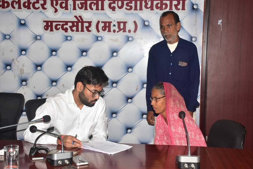 जिला स्तरीय जनसुनवाई मंगलवार को कलेक्टर कार्यालय सभा कक्ष में संपन्न हुई। इस दौरान 64 आवेदन प्राप्त हुए कलेक्टर श्री दिव्यांक सिंह ने जनसुनवाई करते हुए संबंधित विभागों को आवेदनों के निराकरण के लिए निर्देशित किया। इस दौरान अपर कलेक्टर श्रीमती एकता जायसवाल ने भी जनसुनवाई की जिला स्तरीय अधिकारी उपस्थित थे।
#मंदसौर
#Mandsaur