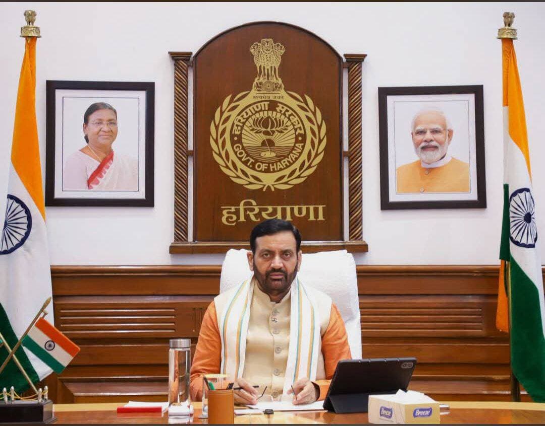 हरियाणा में नए निवेश और वैश्विक औद्योगिक साझेदारियों को मिलेगी गति, मुख्यमंत्री 14 से 17 अक्टूबर तक रहेंगे स्वीडन दौरे पर*
*15 अक्टूबर को इंडिया–स्वीडन इनोवेशन डे को संबोधित करेंगे मुख्यमंत्री; स्वीडन के सरकारी प्रतिनिधियों, वैश्विक उद्योग जगत के दिग्गजों और संभावित निवेशकों के साथ करेंगे उच्चस्तरीय बैठकें*
*ऊर्जा, होम फर्निशिंग, रियल एस्टेट, रक्षा और ऑटोमोबाइल क्षेत्र रहेंगे निवेश संबंधी चर्चाओं के केंद्र में*
*सिस्टर सिटी साझेदारी और शहरों के बीच सहयोग से सतत शहरी विकास एवं तकनीकी ज्ञान के आदान-प्रदान के खुलेंगे नए अवसर*
हरियाणा में नए निवेश आकर्षित करने, अंतरराष्ट्रीय औद्योगिक साझेदारियों को मजबूत करने और उन्नत तकनीकों के हस्तांतरण को बढ़ावा देने के उद्देश्य से मुख्यमंत्री श्री नायब सिंह सैनी 14 से 17 अक्टूबर तक स्वीडन के चार दिवसीय आधिकारिक दौरे पर रहेंगे। इस दौरे का प्रमुख उद्देश्य हरियाणा को वैश्विक निवेश के पसंदीदा गंतव्य के रूप में स्थापित करना तथा ऊर्जा, होम फर्निशिंग, रियल एस्टेट, रक्षा और ऑटोमोबाइल सहित प्रमुख क्षेत्रों में निवेश एवं औद्योगिक सहयोग की नई संभावनाएं तलाशना है। इसके साथ ही, स्वीडन की प्रमुख कंपनियों की वैश्विक आपूर्ति श्रृंखलाओं (ग्लोबल सप्लाई चेन) से हरियाणा के उद्योगों, विशेषकर सूक्ष्म, लघु एवं मध्यम उद्यमों (एमएसएमई), को जोड़ने पर विशेष जोर दिया जाएगा।
दौरे के दौरान मुख्यमंत्री स्वीडन के सरकारी प्रतिनिधियों, प्रमुख औद्योगिक समूहों, व्यापारिक संगठनों और संभावित निवेशकों के साथ उच्चस्तरीय बैठकें करेंगे। इन बैठकों में हरियाणा में निवेश की संभावनाओं, तकनीकी हस्तांतरण, औद्योगिक सहयोग, संयुक्त उपक्रमों तथा रोजगार एवं उद्यमिता के नए अवसरों पर चर्चा होगी। प्रयास रहेगा कि अंतरराष्ट्रीय कंपनियों की विशेषज्ञता और तकनीक का लाभ हरियाणा के औद्योगिक तंत्र को मिले तथा प्रदेश के उद्योग वैश्विक बाजारों और आपूर्ति श्रृंखलाओं में अपनी भागीदारी बढ़ा सकें।
दौरे का एक प्रमुख आकर्षण 15 अक्टूबर को आयोजित होने वाला इंडिया–स्वीडन इनोवेशन डे 2026 होगा, जिसमें मुख्यमंत्री अंतरराष्ट्रीय नीति-निर्माताओं, उद्योग जगत के प्रतिनिधियों, नवाचार विशेषज्ञों और निवेशकों को संबोधित करेंगे। इस अवसर पर हरियाणा पर केंद्रित एक विशेष सत्र भी आयोजित किया जाएगा, जिसमें प्रदेश की औद्योगिक क्षमताओं, निवेश अनुकूल नीतियों, आधारभूत संरचना और उभरते निवेश अवसरों को प्रदर्शित किया जाएगा।
मुख्यमंत्री की स्वीडन के अंतरराष्ट्रीय विकास सहयोग एवं विदेश व्यापार मंत्री श्री बेंजामिन डौसा के साथ भी बैठक प्रस्तावित है। इस दौरान दोनों पक्षों के बीच आर्थिक एवं औद्योगिक सहयोग को और मजबूत करने तथा पारस्परिक हितों के क्षेत्रों में साझेदारी की संभावनाओं पर विचार-विमर्श किया जाएगा।
*ऊर्जा, होम फर्निशिंग, रक्षा और ऑटोमोबाइल क्षेत्रों में निवेश पर विशेष फोकस*
मुख्यमंत्री के दौरे के दौरान हरियाणा के प्रमुख औद्योगिक क्षेत्रों में निवेश आकर्षित करने के लिए विशेष प्रयास किए जाएंगे। इनमें ऊर्जा, होम फर्निशिंग, रियल एस्टेट, रक्षा विनिर्माण और ऑटोमोबाइल प्रमुख रूप से शामिल हैं। इन क्षेत्रों में स्वीडन की अग्रणी कंपनियों के साथ सहयोग की संभावनाएं तलाशने के साथ-साथ उनकी वैश्विक आपूर्ति श्रृंखलाओं में हरियाणा के उद्योगों की भागीदारी बढ़ाने पर भी ध्यान केंद्रित किया जाएगा।
ऊर्जा क्षेत्र में नवीकरणीय ऊर्जा, ऊर्जा दक्षता, आधुनिक विद्युत अवसंरचना, ऊर्जा भंडारण और टिकाऊ ऊर्जा प्रणालियों से जुड़े अवसरों पर चर्चा होगी। इसका उद्देश्य स्वीडन की उन्नत तकनीकों एवं विशेषज्ञता के माध्यम से हरियाणा की बढ़ती औद्योगिक ऊर्जा जरूरतों को पूरा करने और ऊर्जा क्षेत्र के आधुनिकीकरण की संभावनाओं को तलाशना है।
होम फर्निशिंग क्षेत्र में फर्नीचर निर्माण, घरेलू साज-सज्जा से जुड़े उत्पादों, आधुनिक विनिर्माण इकाइयों और वैश्विक सोर्सिंग नेटवर्क में सहयोग की संभावनाएं तलाशी जाएंगी। इसके माध्यम से हरियाणा के निर्माताओं, आपूर्तिकर्ताओं और एमएसएमई को अंतरराष्ट्रीय कंपनियों से जोड़ने तथा वैश्विक मूल्य श्रृंखला में उनकी भागीदारी बढ़ाने के अवसर तलाशे जाएंगे।
रक्षा क्षेत्र में उन्नत विनिर्माण, प्रिसिजन इंजीनियरिंग, रक्षा संबंधी कलपुर्जों और तकनीक आधारित औद्योगिक उत्पादन में सहयोग की संभावनाओं पर विचार किया जाएगा। इससे हरियाणा के मौजूदा इंजीनियरिंग एवं विनिर्माण तंत्र को मजबूती देने के साथ-साथ उच्च मूल्य वाले औद्योगिक निवेश को प्रोत्साहित करने में मदद मिल सकती है।
ऑटोमोबाइल एवं ऑटो कंपोनेंट क्षेत्र हरियाणा की औद्योगिक अर्थव्यवस्था का एक महत्वपूर्ण आधार है। इस क्षेत्र में उन्नत वाहन निर्माण, इलेक्ट्रिक मोबिलिटी, नई पीढ़ी की वाहन तकनीकों, ऑटो कलपुर्जों के उत्पादन और टिकाऊ परिवहन समाधानों पर विशेष चर्चा होगी। स्वीडन की कंपनियों के साथ सहयोग से हरियाणा के ऑटोमोबाइल उद्योग को नई तकनीकों, वैश्विक विनिर्माण नेटवर्क और अंतरराष्ट्रीय बाजारों से जोड़ने के अवसर तलाशे जाएंगे।
इन सभी क्षेत्रों में संयुक्त उपक्रमों, अनुसंधान साझेदारियों और तकनीकी आदान-प्रदान को प्रोत्साहित करने पर भी जोर रहेगा, ताकि प्रदेश के उद्योग वैश्विक विशेषज्ञता और नवाचार का लाभ उठा सकें।
*रियल एस्टेट, शहरी अवसंरचना और सिस्टर सिटी साझेदारी पर भी रहेगा जोर*
मुख्यमंत्री के दौरे में रियल एस्टेट, आधुनिक शहरी अवसंरचना और सतत शहरी विकास भी प्रमुख विषय रहेंगे। इस संबंध में अंतरराष्ट्रीय विशेषज्ञों एवं संबंधित पक्षों के साथ रियल एस्टेट विकास, एकीकृत शहरी अवसंरचना, टिकाऊ आवास, ऊर्जा दक्ष भवनों तथा आधुनिक वाणिज्यिक एवं औद्योगिक परिसरों में निवेश की संभावनाओं पर चर्चा की जाएगी।
इस दौरे का एक महत्वपूर्ण उद्देश्य हरियाणा और स्वीडन के शहरों के बीच सिस्टर सिटी साझेदारी तथा शहर-से-शहर सहयोग की संभावनाओं को तलाशना भी है। इस प्रकार की साझेदारियों के माध्यम से शहरी नियोजन, आधारभूत संरचना, पर्यावरण संरक्षण, अपशिष्ट प्रबंधन, जल संरक्षण, सार्वजनिक परिवहन और स्मार्ट गवर्नेंस जैसे क्षेत्रों में अनुभव एवं सर्वोत्तम कार्यप्रणालियों का आदान-प्रदान किया जा सकेगा।
शहरों के बीच संस्थागत सहयोग से दोनों पक्षों को साझा शहरी चुनौतियों के समाधान के लिए नवाचार आधारित उपाय तलाशने का अवसर मिलेगा। हरियाणा में तेजी से हो रहे औद्योगिकीकरण और शहरी विस्तार को देखते हुए इस तरह का सहयोग शहरी सुविधाओं को बेहतर बनाने, जीवन की गुणवत्ता में सुधार लाने और पर्यावरण अनुकूल विकास को बढ़ावा देने में उपयोगी साबित हो सकता है।
मुख्यमंत्री स्वीडन में एकीकृत शहरी विकास के सफल अंतरराष्ट्रीय मॉडलों का भी अवलोकन करेंगे तथा हरियाणा के तेजी से विकसित हो रहे शहरी क्षेत्रों में उनकी उपयोगिता की संभावनाओं पर विचार करेंगे।
*तकनीकी हस्तांतरण, कौशल विकास और औद्योगिक नवाचार को मिलेगा प्रोत्साहन*
निवेश आकर्षित करने के साथ-साथ इस दौरे का उद्देश्य तकनीक, नवाचार, शिक्षा और कौशल विकास के क्षेत्र में दीर्घकालिक साझेदारियां स्थापित करना भी है। मुख्यमंत्री तकनीकी संस्थानों, औद्योगिक संगठनों और नवाचार से जुड़े संस्थानों के प्रतिनिधियों के साथ उन्नत विनिर्माण, डिजिटल तकनीक, ऑटोमेशन, अनुसंधान एवं विकास तथा उद्योग आधारित कौशल प्रशिक्षण में सहयोग की संभावनाओं पर चर्चा करेंगे।
इस दौरान तकनीकी हस्तांतरण और हरियाणा के औद्योगिक कार्यबल की क्षमताओं को मजबूत करने पर विशेष ध्यान दिया जाएगा, ताकि प्रदेश के युवा उभरते उद्योगों की आवश्यकताओं और वैश्विक औद्योगिक मानकों के अनुरूप कौशल हासिल कर सकें।
तकनीकी शिक्षा, व्यावसायिक प्रशिक्षण, अनुसंधान साझेदारी और ज्ञान के आदान-प्रदान में सहयोग से युवाओं के लिए नए अवसर सृजित करने की संभावनाएं भी तलाशी जाएंगी। साथ ही, अंतरराष्ट्रीय तकनीकी संस्थानों, हरियाणा के उद्योगों और शैक्षणिक संस्थानों के बीच बेहतर तालमेल स्थापित कर नवाचार आधारित उद्यमिता को प्रोत्साहित करने पर जोर रहेगा।
*बिजनेस राउंडटेबल में प्रदर्शित होंगी हरियाणा की निवेश संभावनाएं*
दौरे कार्यक्रम के तहत मुख्यमंत्री विभिन्न बिजनेस राउंडटेबल बैठकों में भाग लेंगे और प्रमुख उद्योगपतियों, उद्यमियों, वित्तीय संस्थानों तथा संभावित निवेशकों के साथ संवाद करेंगे। इन बैठकों के माध्यम से हरियाणा की रणनीतिक भौगोलिक स्थिति, मजबूत औद्योगिक आधार, स्थापित ऑटोमोबाइल एवं विनिर्माण तंत्र, बेहतर कनेक्टिविटी, आधारभूत सुविधाओं और कुशल कार्यबल की विशेषताओं को प्रस्तुत किया जाएगा।
मुख्यमंत्री राज्य की प्रगतिशील औद्योगिक नीतियों, कारोबार सुगमता संबंधी पहलों और बुनियादी ढांचे के विकास के माध्यम से निवेश को सुविधाजनक बनाने की हरियाणा सरकार की प्रतिबद्धता को भी रेखांकित करेंगे।
इन बैठकों में प्राथमिकता वाले क्षेत्रों में ठोस निवेश संभावनाओं की पहचान करने तथा अंतरराष्ट्रीय कंपनियों को हरियाणा में विनिर्माण इकाइयां स्थापित करने, औद्योगिक साझेदारियां विकसित करने और दीर्घकालिक व्यावसायिक गतिविधियां संचालित करने के लिए प्रोत्साहित करने पर विशेष जोर दिया जाएगा।
मुख्यमंत्री स्वीडन में रह रहे भारतीय समुदाय के सदस्यों, उद्यमियों और उद्योग जगत के प्रतिनिधियों से भी संवाद करेंगे। इन मुलाकातों का उद्देश्य आर्थिक संबंधों को मजबूत करना और विदेशों में रह रहे निवेशकों एवं पेशेवरों की भागीदारी के माध्यम से हरियाणा के विकास को नई गति देना है।
*वैश्विक साझेदारियों को निवेश और रोजगार के अवसरों में बदलने का प्रयास*
भारत के स्वीडन स्थित दूतावास के समन्वय से आयोजित यह चार दिवसीय दौरा सरकारी स्तर पर संवाद, औद्योगिक बैठकों, बिजनेस राउंडटेबल और तकनीकी एवं सतत विकास से संबंधित चर्चाओं का महत्वपूर्ण अवसर होगा।
हरियाणा सरकार का यह प्रयास प्रदेश की वैश्विक औद्योगिक पहुंच का विस्तार करने, उच्च मूल्य वाले निवेश आकर्षित करने और हरियाणा को प्रतिस्पर्धी, नवाचार आधारित तथा सतत आर्थिक विकास के एक प्रमुख केंद्र के रूप में स्थापित करने की प्रतिबद्धता को दर्शाता है।