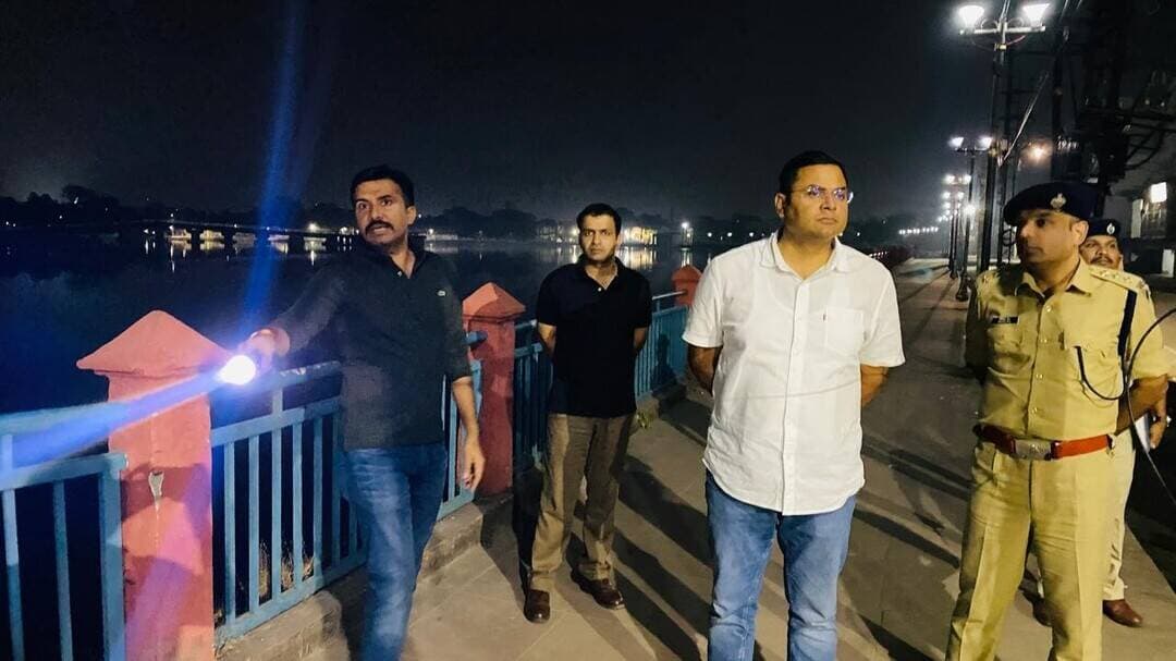 दुर्गा पूजा को लेकर रांची पुलिस अलर्ट, पूजा पंडालों का किया निरीक्षण
#रांची:- दुर्गा पूजा के दौरान श्रद्धालुओं की सुरक्षा और शहर में यातायात व्यवस्था को बेहतर बनाए रखने के लिए रांची पुलिस अलर्ट है। इसी को लेकर वरीय पुलिस अधीक्षक (SSP) ने शहर के विभिन्न दुर्गा पूजा पंडालों का निरीक्षण किया और सुरक्षा व्यवस्था का जायजा लिया।
निरीक्षण के दौरान पूजा पंडालों के आसपास पार्किंग की व्यवस्था, वाहनों के खड़े होने की जगह, बैरिकेडिंग और जरूरत पड़ने पर रूट डायवर्जन की व्यवस्था की जांच की गई। इसके साथ ही श्रद्धालुओं की आवाजाही को आसान बनाने और भीड़ को नियंत्रित करने के लिए संबंधित अधिकारियों को जरूरी दिशा-निर्देश दिए गए।
इस निरीक्षण में पुलिस अधीक्षक नगर, पुलिस अधीक्षक यातायात, अपर पुलिस अधीक्षक कोतवाली, पुलिस उपाधीक्षक नगर और संबंधित थानों के प्रभारी मौजूद रहे।
रांची पुलिस ने दुर्गा पूजा के दौरान शांति और सुरक्षा बनाए रखने के लिए जरूरी इंतजाम करने की बात कही है। पुलिस ने आम लोगों और श्रद्धालुओं से अपील की है कि वे अपने वाहन निर्धारित पार्किंग स्थल पर ही खड़े करें, यातायात नियमों का पालन करें और पुलिस प्रशासन के निर्देशों का सहयोग करें।
रांची पुलिस का उद्देश्य है कि दुर्गा पूजा के दौरान श्रद्धालुओं को किसी तरह की परेशानी न हो और त्योहार शांतिपूर्ण माहौल में संपन्न हो।
#Ranchi #RanchiPolice #DurgaPuja2026 #रांची #दुर्गापूजा #रांचीपुलिस #दुर्गापूजासुरक्षा #ट्रैफिकव्यवस्था #पूजापंडाल #रांचीसमाचार #JharkhandNews #Jharkhand #LatestNews #BreakingNews #LoktantraBharat