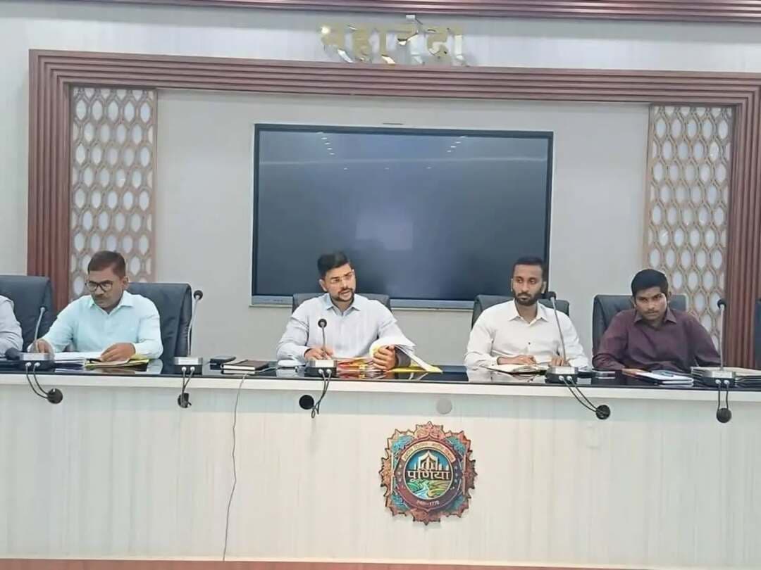 समाहरणालय पूर्णिया,
जिला जनसंपर्क कार्यालय,
प्रेस विज्ञप्ति1655,
दिनांक: 13 अक्टूबर 2026,
==================
ज़िला पदाधिकारी श्री अंशुल कुमार भा०प्र०से० की अध्यक्षता में मंगलवार को'District Development Plan' की समीक्षा बैठक संपन्न:-
जिलाधिकारी महोदय द्वारा दिया गया कई महत्वपूर्ण दिशा-निर्देश:-
सभी विभागीय पदाधिकारियों को अपने-अपने विभाग का पृथक विकास प्लान (Sectoral Development Plan) तैयार करने का निर्देश।
ज़िले की विकास प्राथमिकताओं, प्रमुख विकास अवसरों (Major Growth Opportunities) और उपलब्धियों का विस्तृत समावेश करने के निर्देश।
पूर्णिया के सर्वांगीण और गुणवत्तापूर्ण विकास हेतु समयबद्ध कार्ययोजना तैयार करने का निर्देश दिया गया है।
दिनांक 13 अक्टूबर 2026 को समाहरणालय स्थित महानंदा सभागार में ज़िला पदाधिकारी पूर्णिया, श्री अंशुल कुमार की अध्यक्षता में पूर्णिया ज़िला के सर्वांगीण एवं सतत् विकास हेतु 'District Development Plan' (ज़िला विकास योजना) तैयार करने के संबंध में एक उच्चस्तरीय समीक्षा बैठक का आयोजन किया गया।
बैठक के दौरान ज़िला पदाधिकारी महोदय द्वारा ज़िले के समग्र विकास को गति देने के उद्देश्य से सभी संबंधित विभागों के पदाधिकारियों को गहन एवं स्पष्ट दिशा-निर्देश दिए गए।
बैठक के प्रमुख दिशा-निर्देश:-
विभागीय विकास योजना (Departmental Plan):--
ज़िला पदाधिकारी महोदय ने सभी विभागीय पदाधिकारियों को स्पष्ट निर्देश दिया कि वे अपने-अपने विभाग के अंतर्गत आगामी प्राथमिकताओं को ध्यान में रखते हुए पृथक रूप से एक विस्तृत एवं व्यावहारिक 'Development Plan' तैयार करें।
उपलब्धियाँ एवं पहल (Achievements & Initiatives):-- योजना में पिछले वर्षों की प्रमुख विभागीय उपलब्धियों के साथ-साथ वर्तमान में चलाए जा रहे नवोन्मेषी (Innovative) विकास पहलों का प्रमुखता से उल्लेख करने को कहा गया है।
विकास के प्रमुख अवसर (Major Growth Opportunities):-- ज़िला पदाधिकारी महोदय ने पूर्णिया ज़िले की भौगोलिक, आर्थिक और सामाजिक संरचना को देखते हुए विभिन्न क्षेत्रों (जैसे कृषि, उद्योग, स्वास्थ्य, शिक्षा, बुनियादी ढांचा एवं कौशल विकास) में मौजूद Major Growth Opportunities की पहचान कर उन्हें ड्राफ्ट में शामिल करने का निर्देश दिया है।
विकास प्राथमिकताएँ एवं कार्ययोजना:-- ज़िले की तात्कालिक एवं दीर्घकालिक विकास प्राथमिकताओं को चिह्नित करते हुए एक व्यावहारिक तथा समयबद्ध एक्शन प्लान (Action Plan) तैयार करने का निर्देश दिया गया।
#cmsamrat
#samratchoudhary